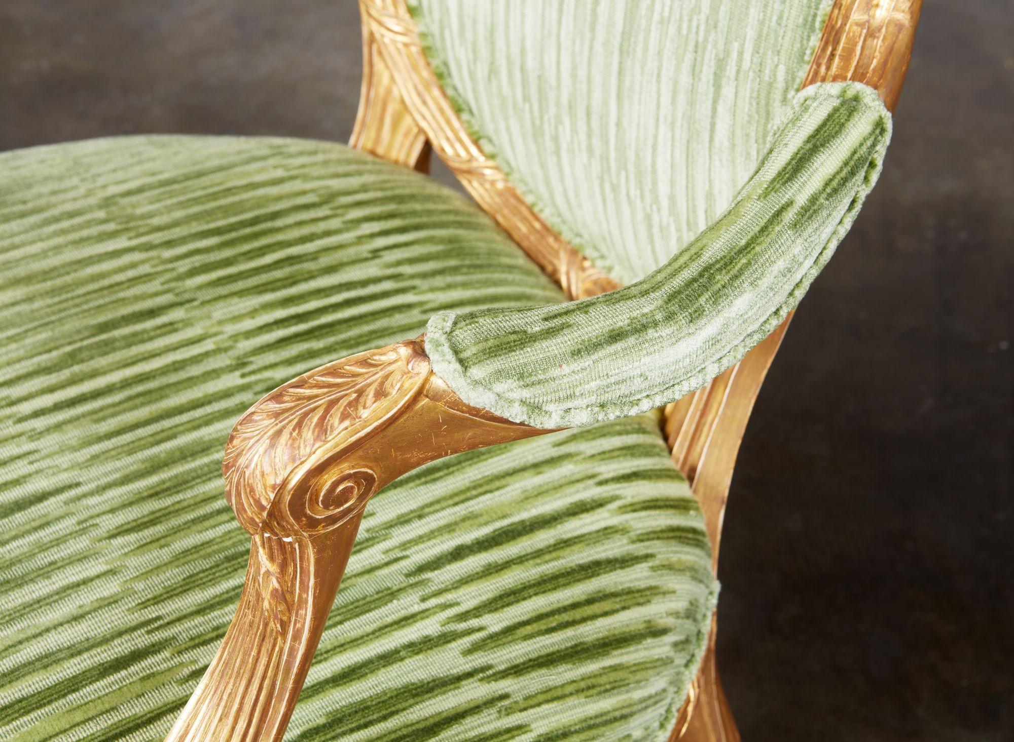 Sculpté Importante paire de fauteuils géorgiens dorés en vente