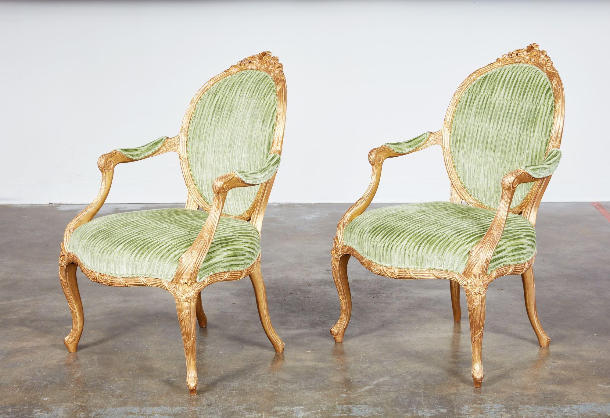 Importante paire de fauteuils géorgiens dorés en vente 1