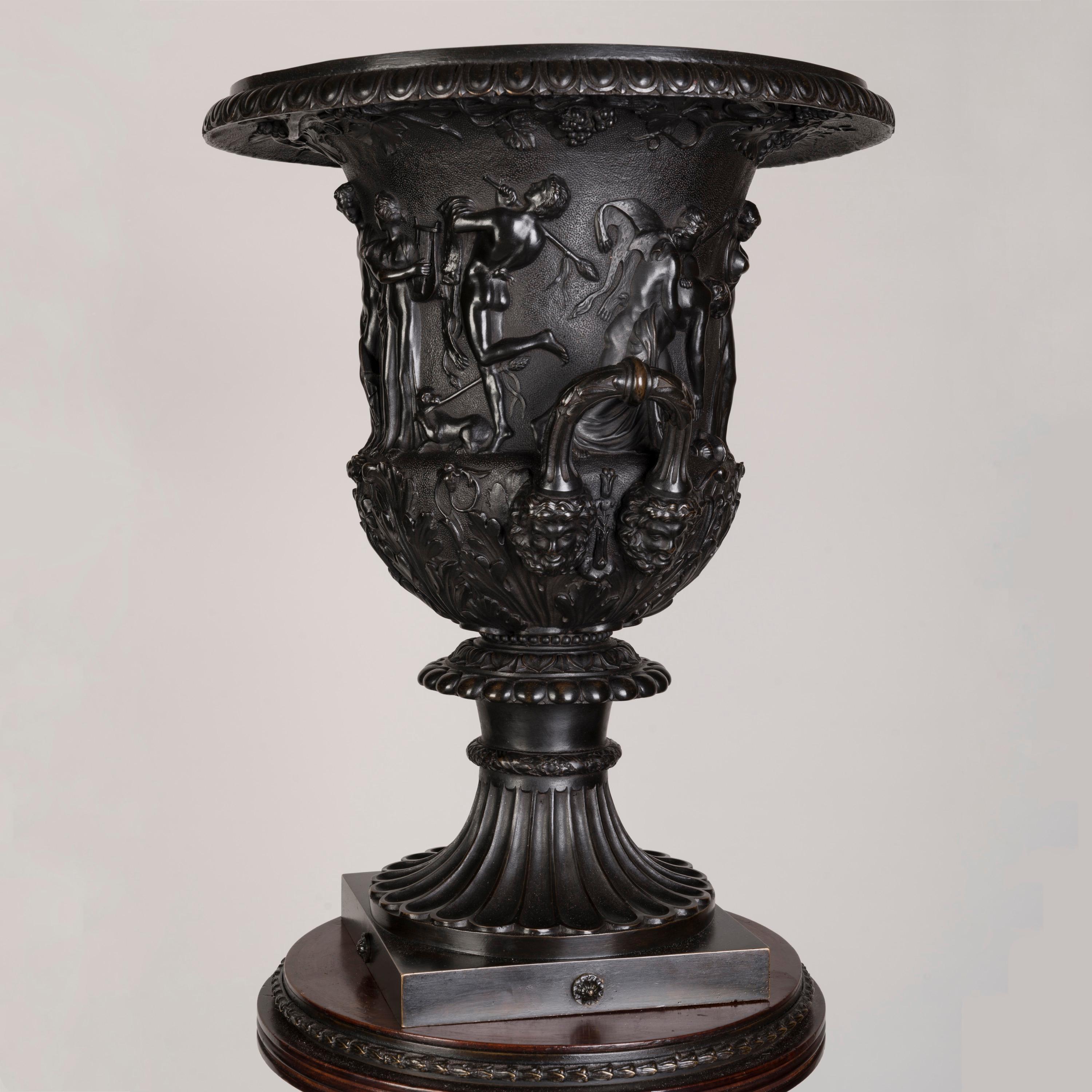 Importante paire de vases d'époque géorgienne sur piédestaux en acajou montés sur bronze en vente 2