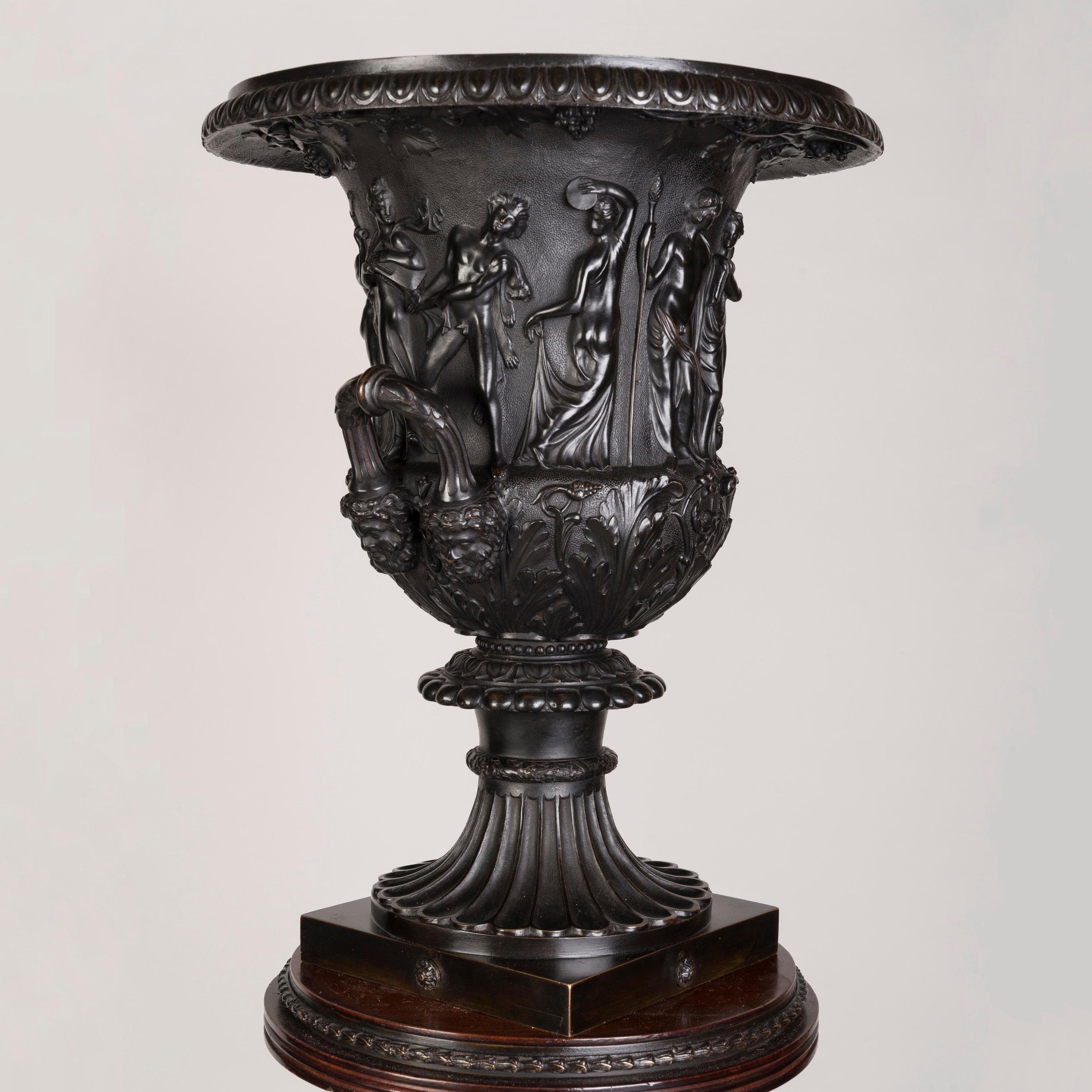 Importante paire de vases d'époque géorgienne sur piédestaux en acajou montés sur bronze en vente 3