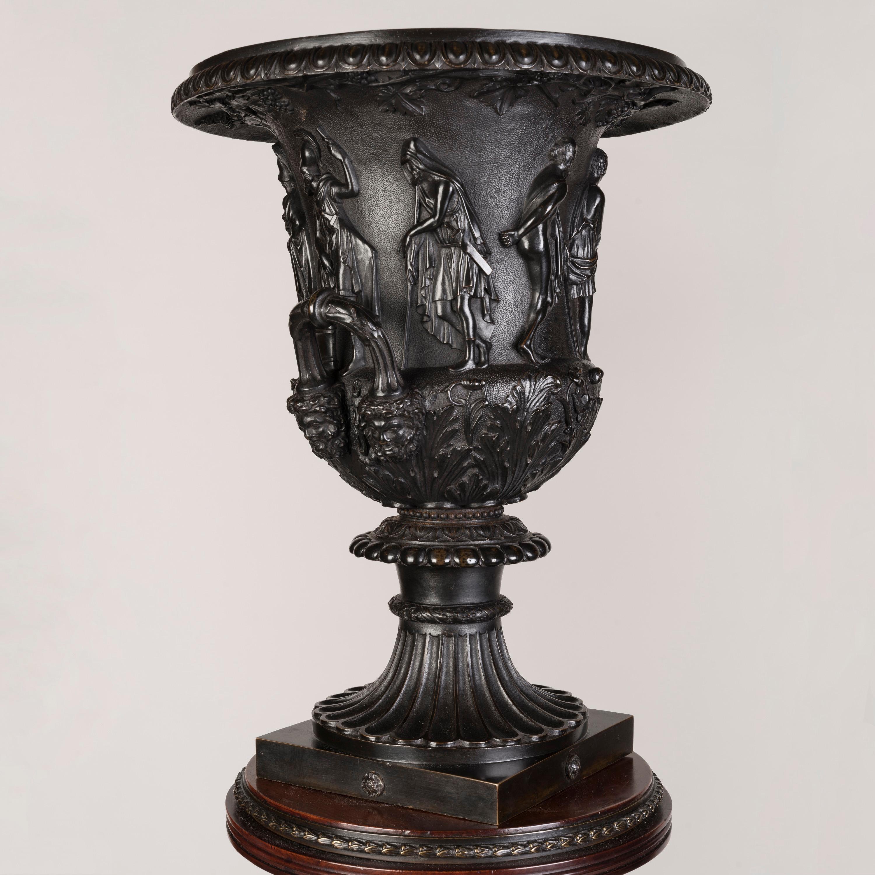 Importante paire de vases d'époque géorgienne sur piédestaux en acajou montés sur bronze en vente 4