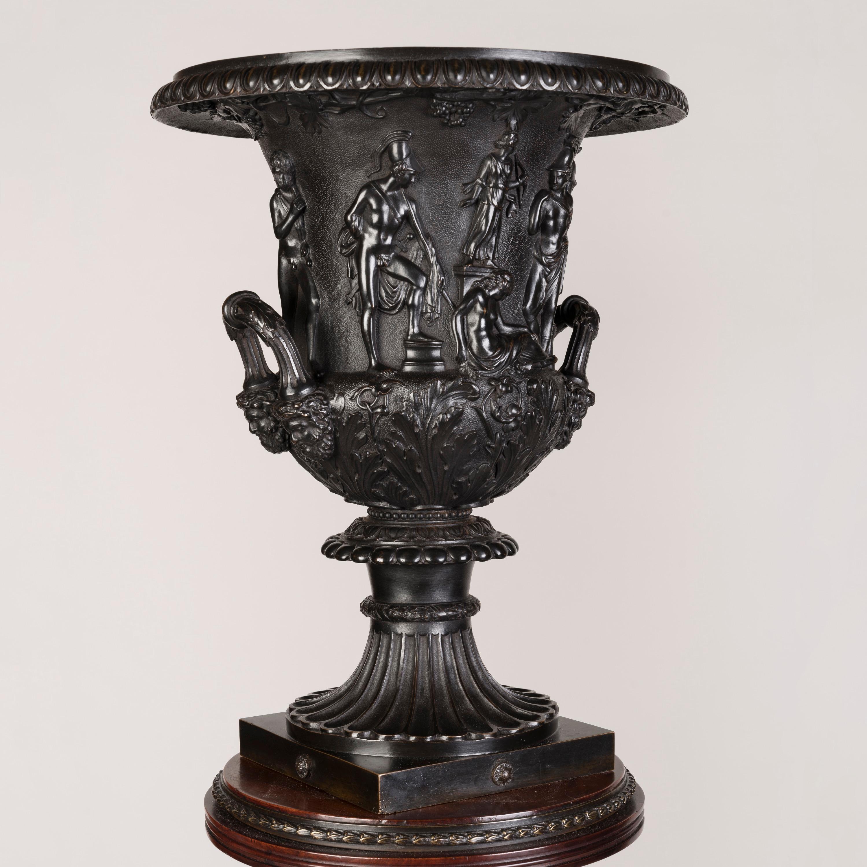 Importante paire de vases d'époque géorgienne sur piédestaux en acajou montés sur bronze en vente 5