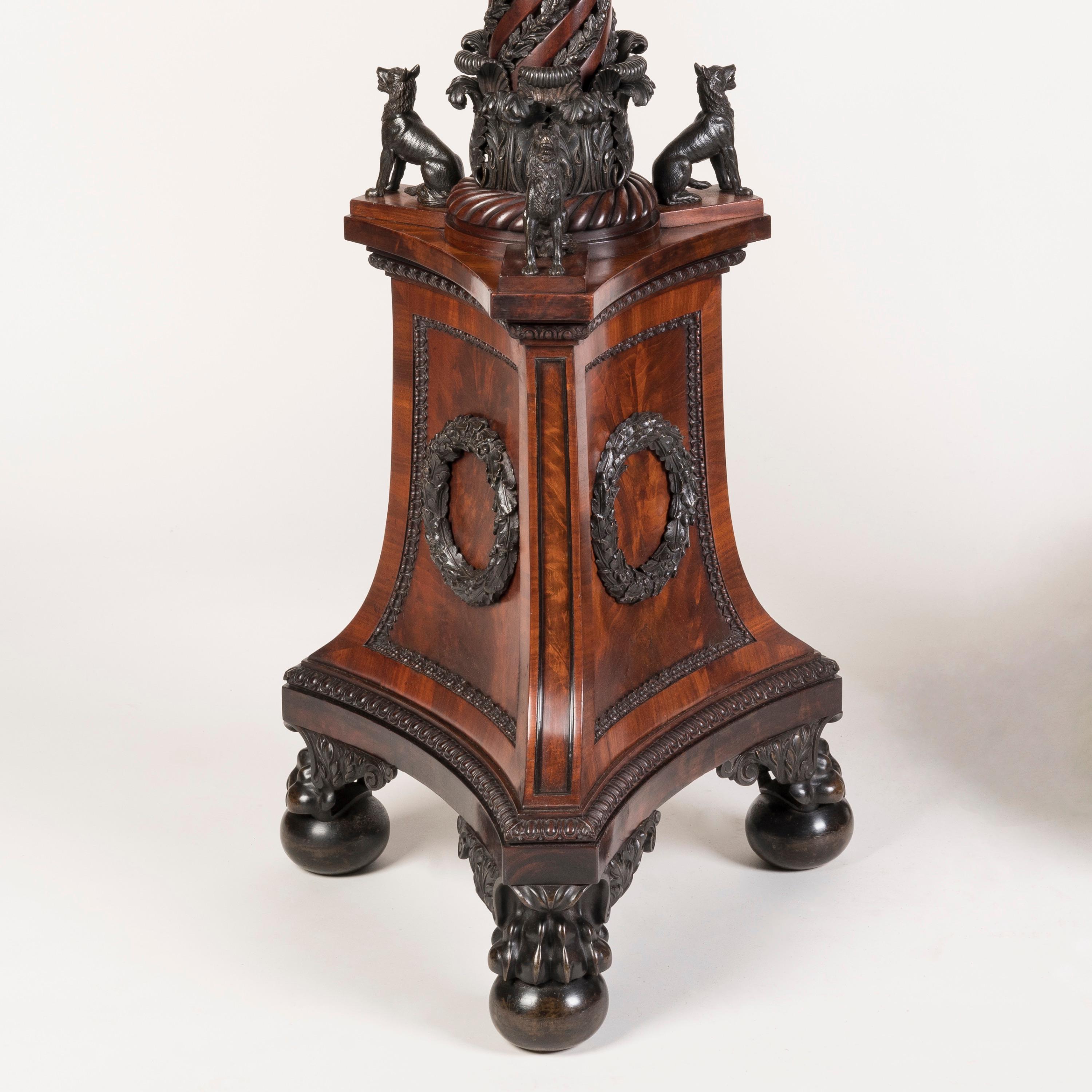 Importante paire de vases d'époque géorgienne sur piédestaux en acajou montés sur bronze en vente 7