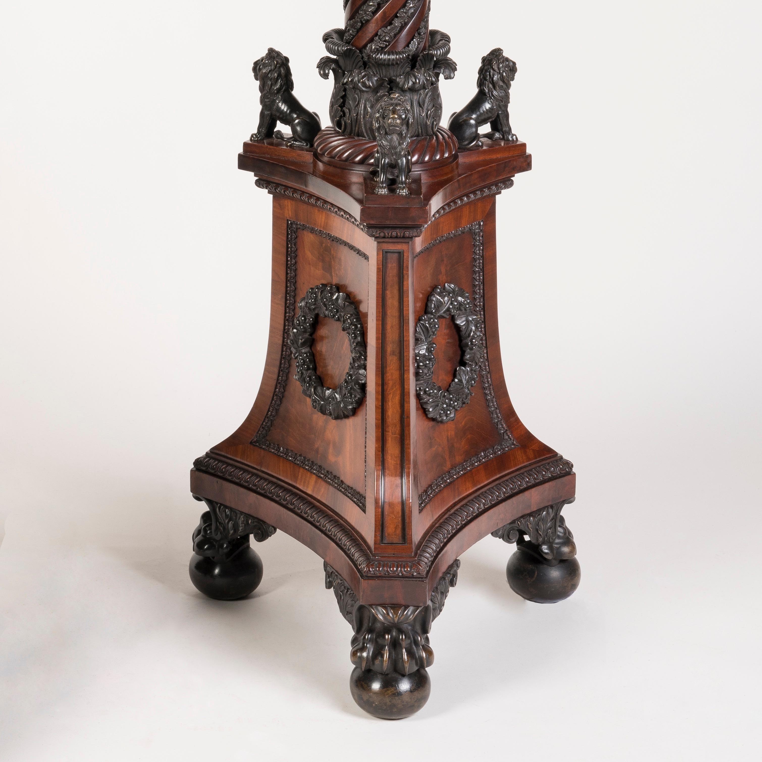 Importante paire de vases d'époque géorgienne sur piédestaux en acajou montés sur bronze en vente 8