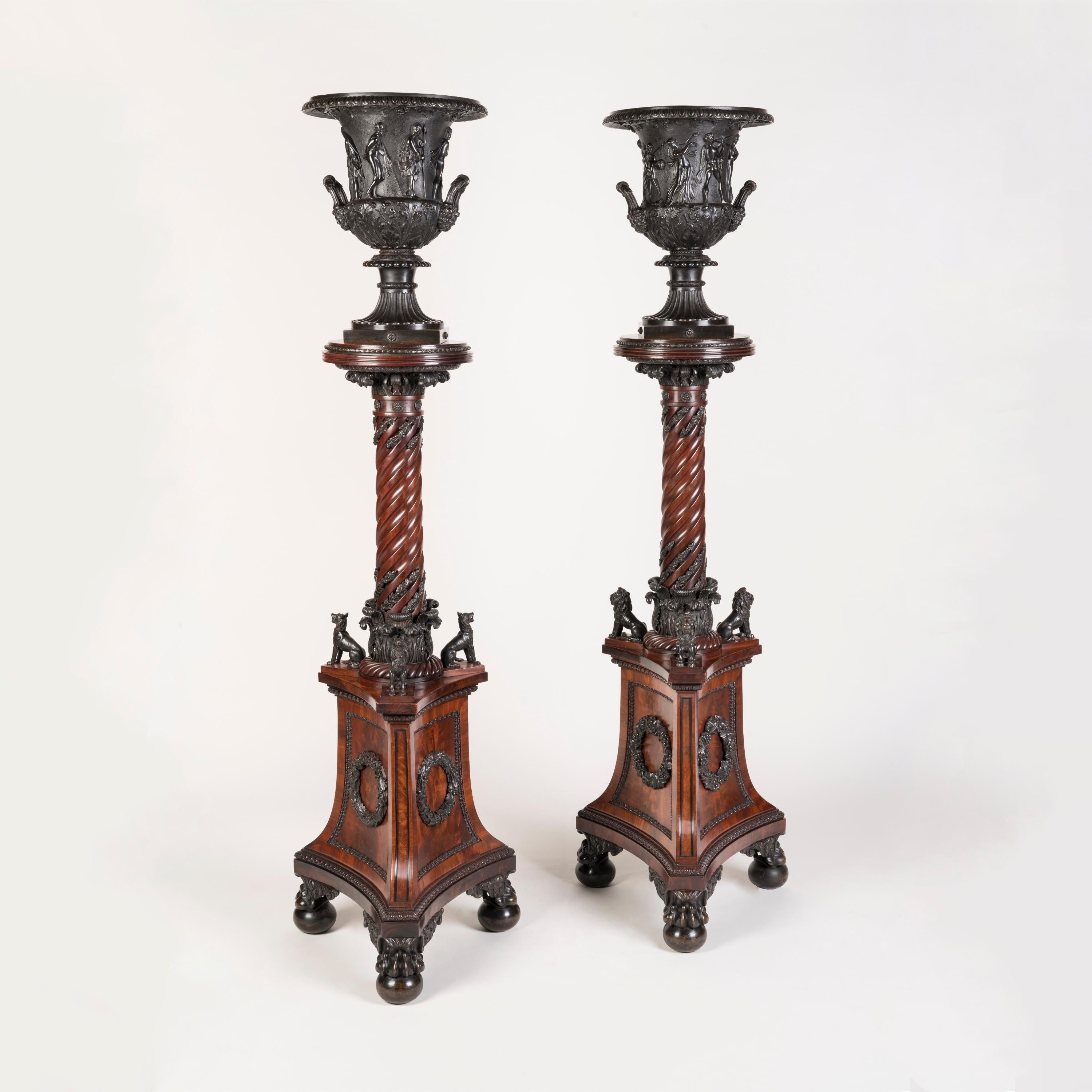 Importante paire de vases d'époque géorgienne sur piédestaux en acajou montés sur bronze en vente 9
