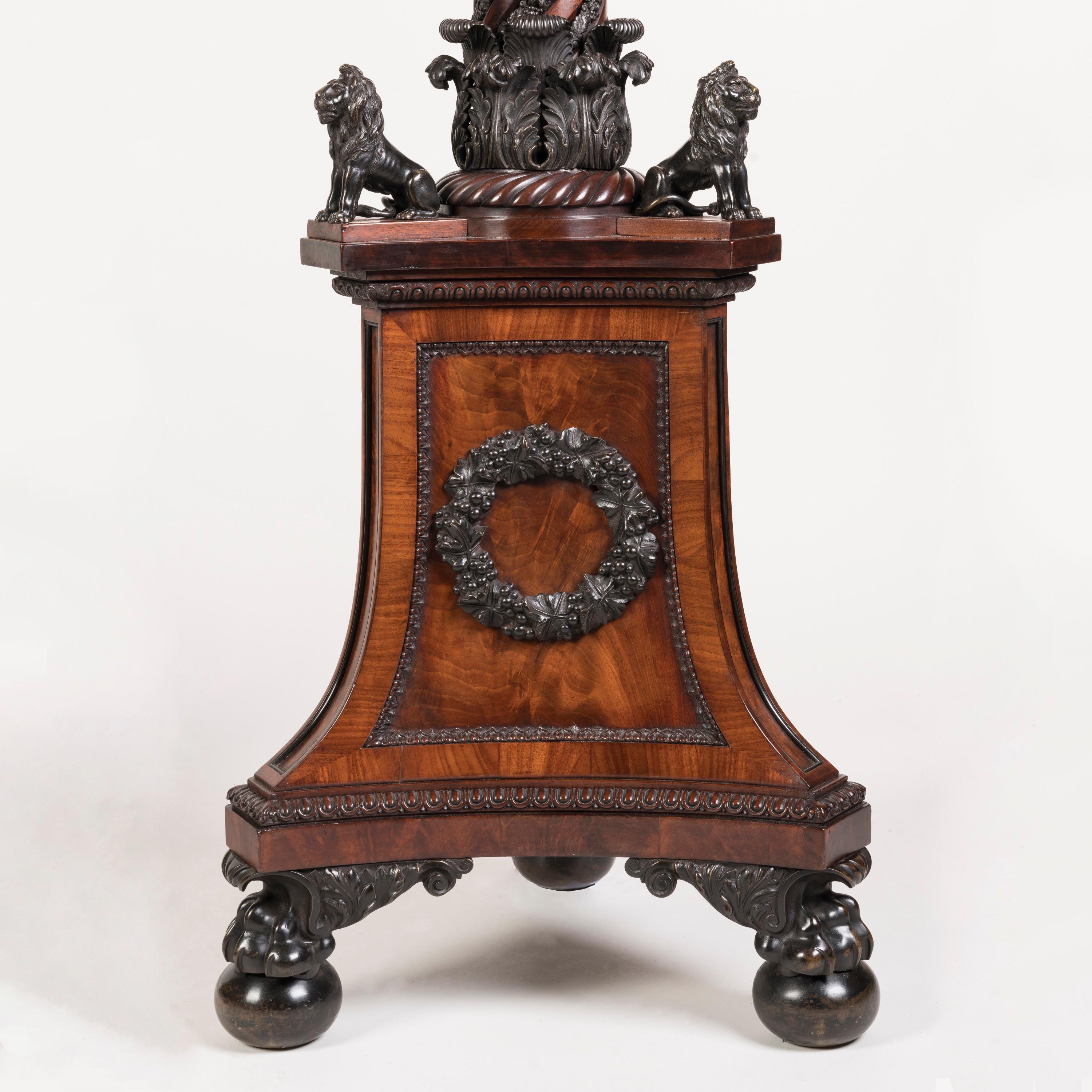 Patiné Importante paire de vases d'époque géorgienne sur piédestaux en acajou montés sur bronze en vente