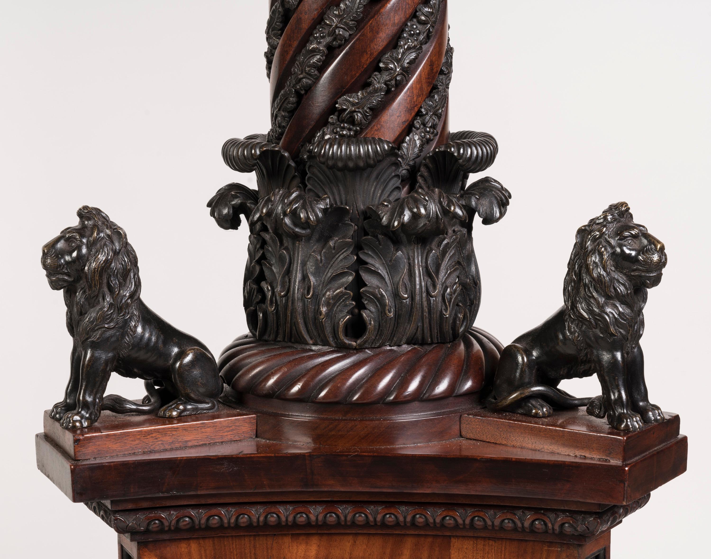Importante paire de vases d'époque géorgienne sur piédestaux en acajou montés sur bronze Bon état - En vente à London, GB