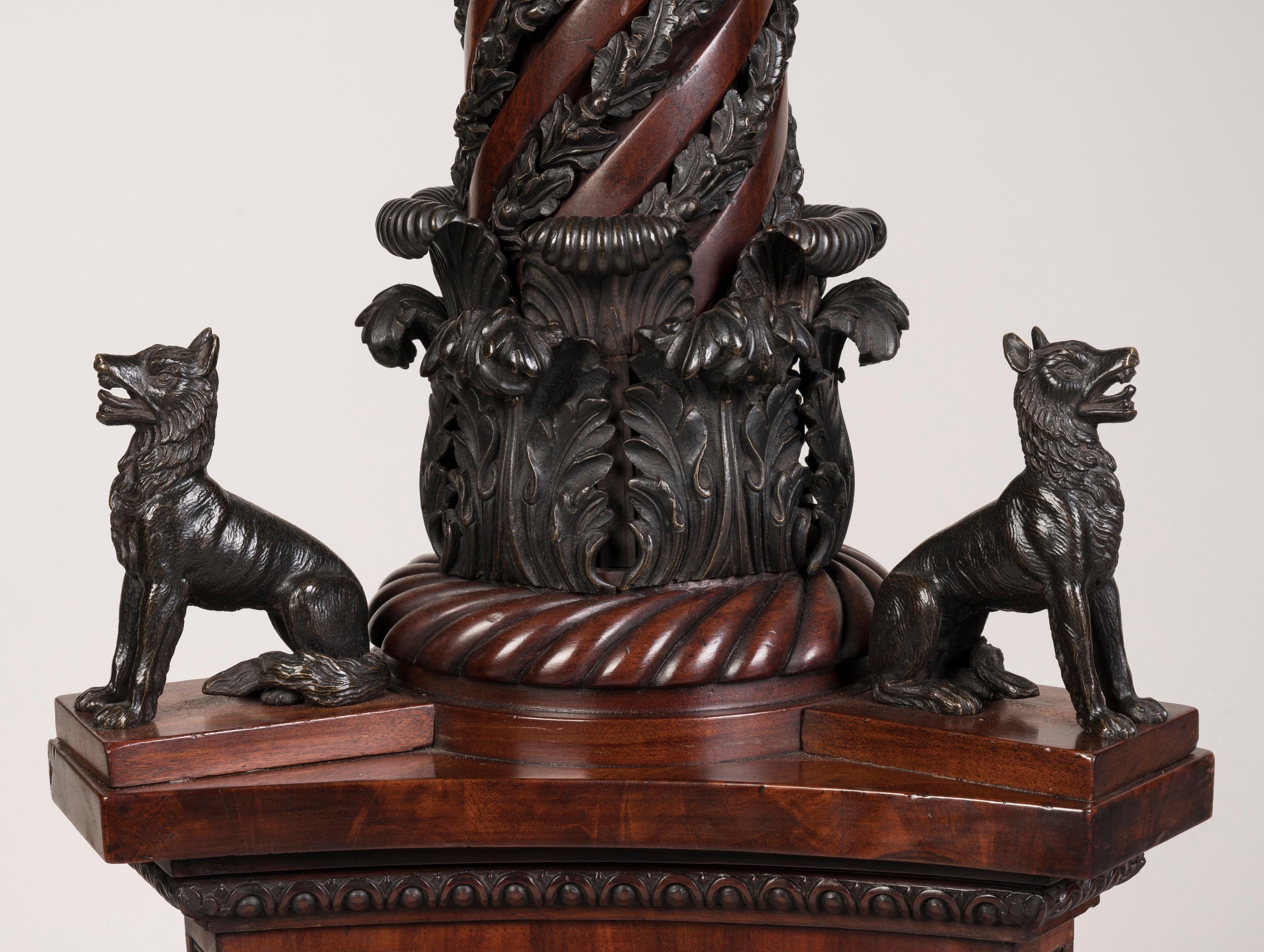 XIXe siècle Importante paire de vases d'époque géorgienne sur piédestaux en acajou montés sur bronze en vente