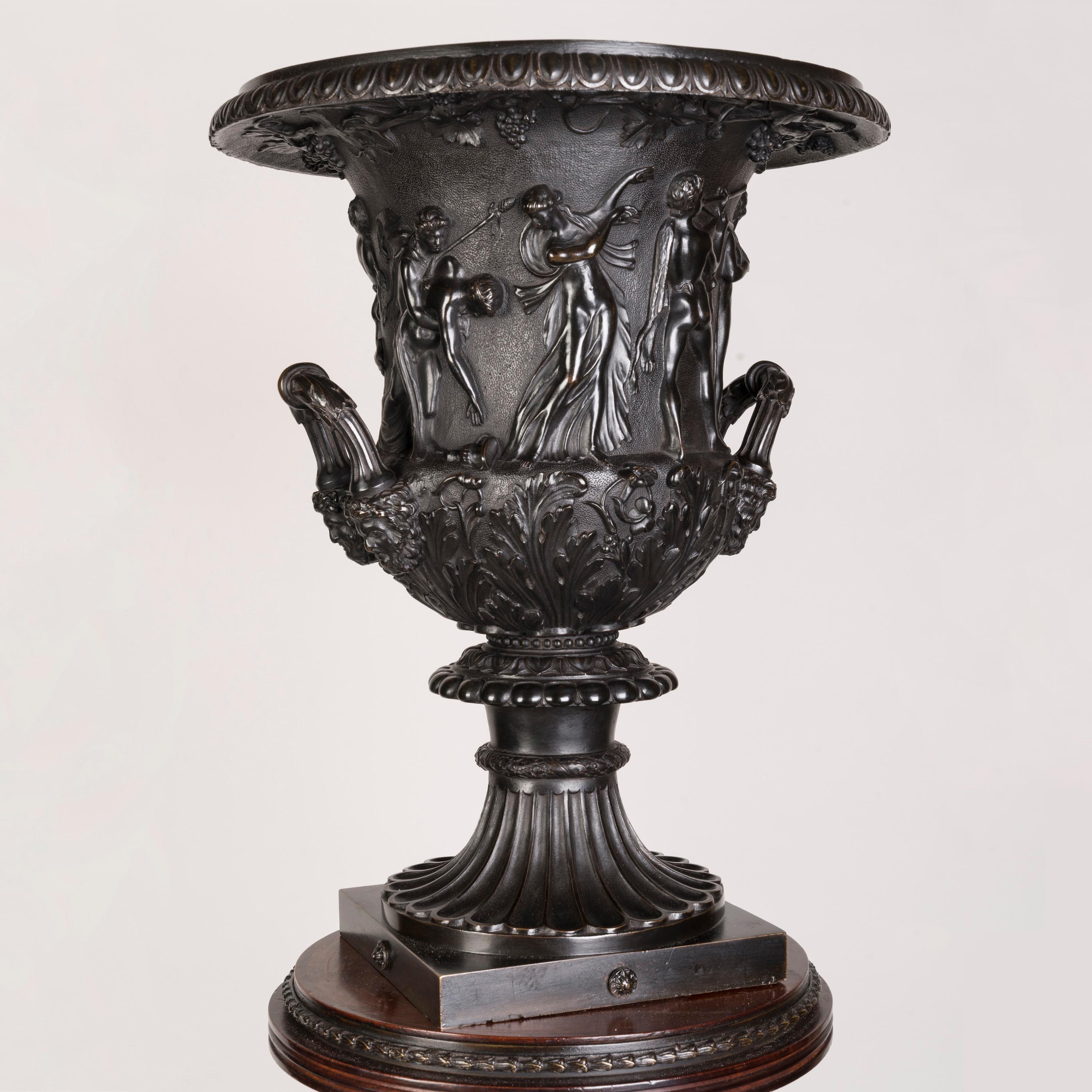 Bronze Importante paire de vases d'époque géorgienne sur piédestaux en acajou montés sur bronze en vente