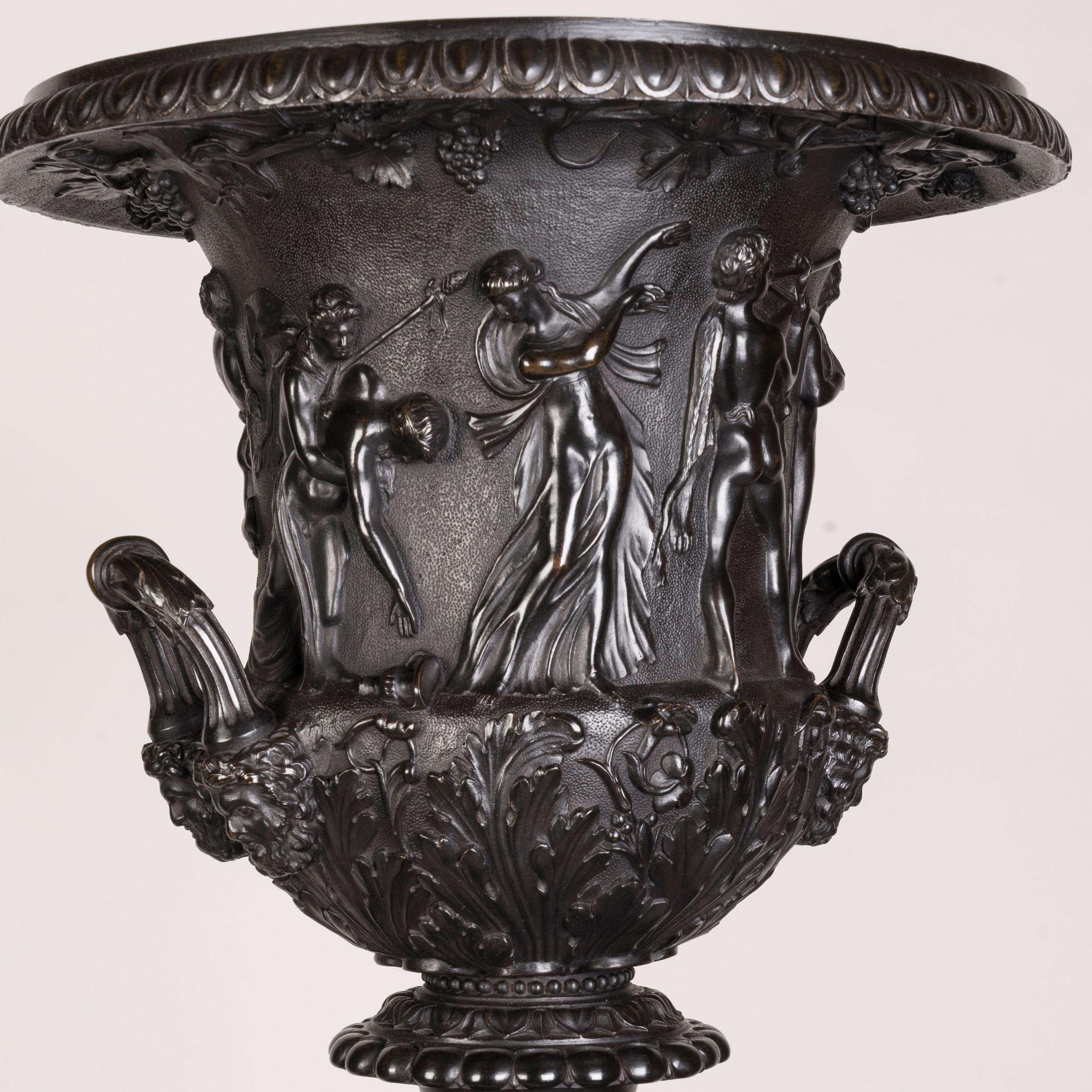 Importante paire de vases d'époque géorgienne sur piédestaux en acajou montés sur bronze en vente 1