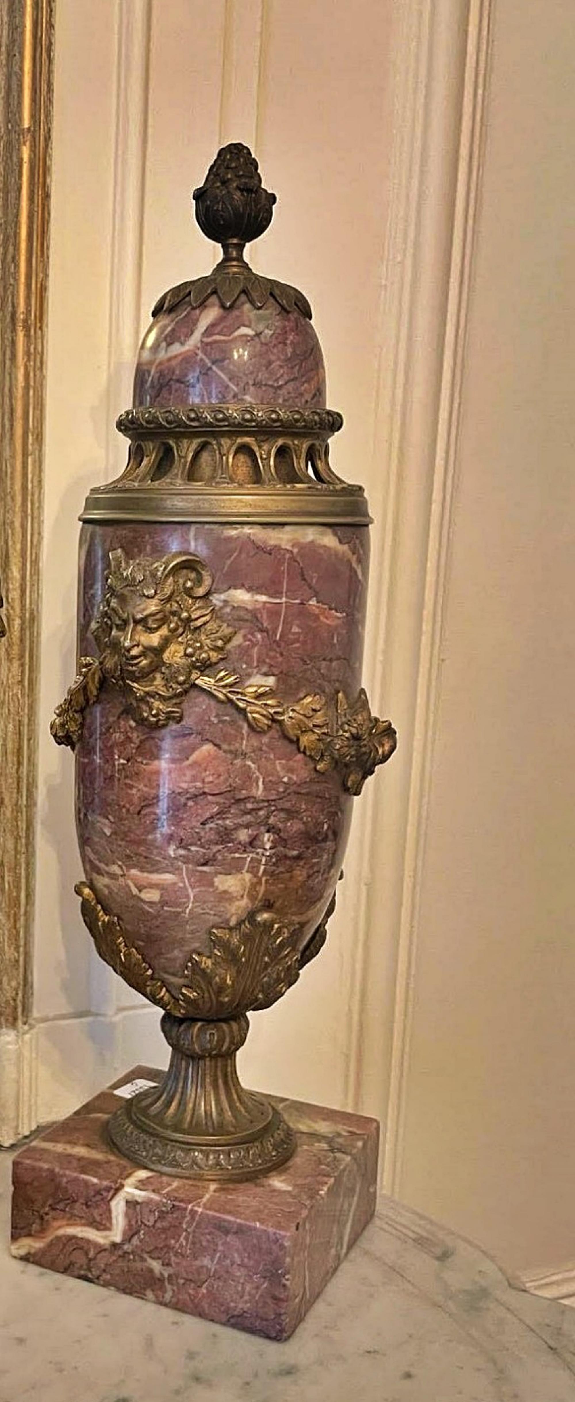 Bedeutendes Paar vergoldeter, mit Bronze überzogener Parfümbrenner-Vasen 19.
Frankreich
mit Blumengirlanden und Kirschmarmor. 
Stil Louis XVI, 
um 1880. 
Höhe: 43 cm.
sehr guter Zustand.