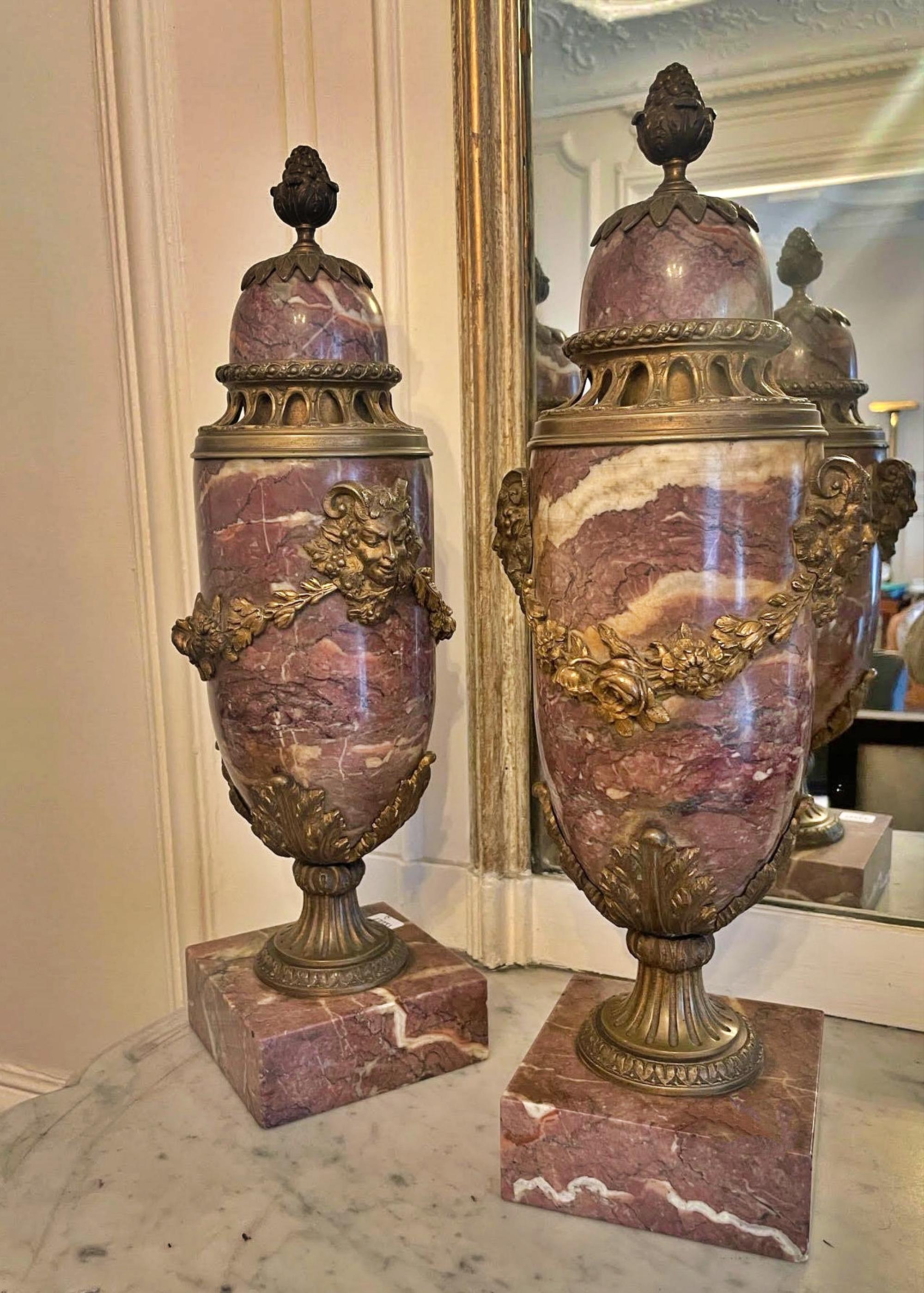 Wichtiges Paar vergoldete Bronzevasen mit Deckel für Parfümbrenner, 19. Jahrhundert (Europäisch) im Angebot