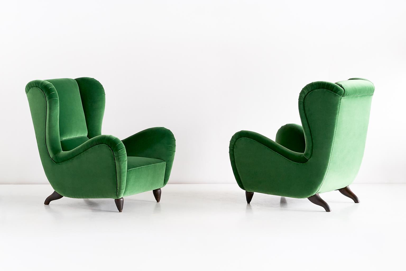 Important Pair of Guglielmo Ulrich Attributed Armchairs in Green Velvet, 1940s In Excellent Condition In The Hague, NL