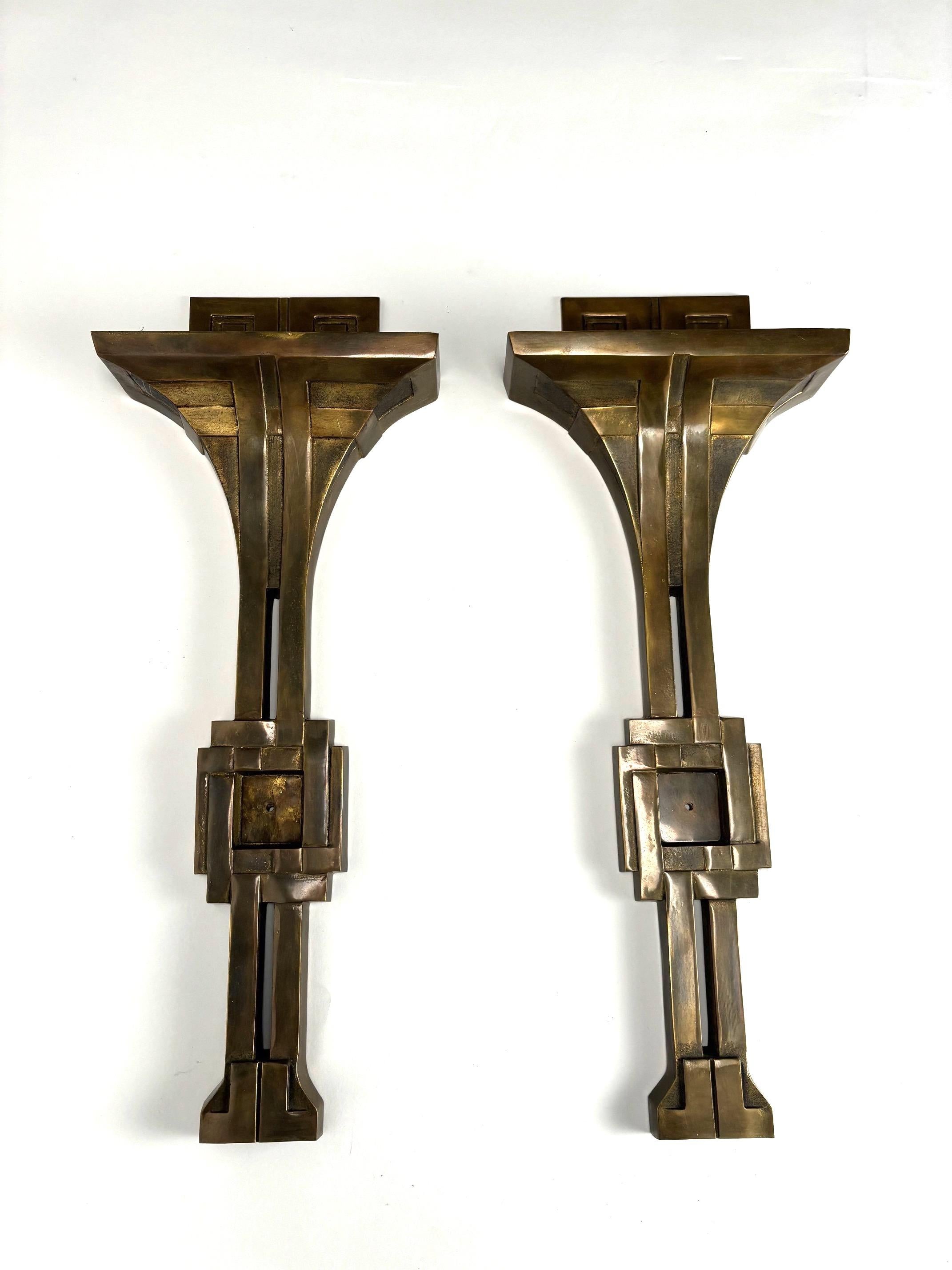 Importante y preciosa pareja de apliques de estilo Decó italiano en bronce de Banci