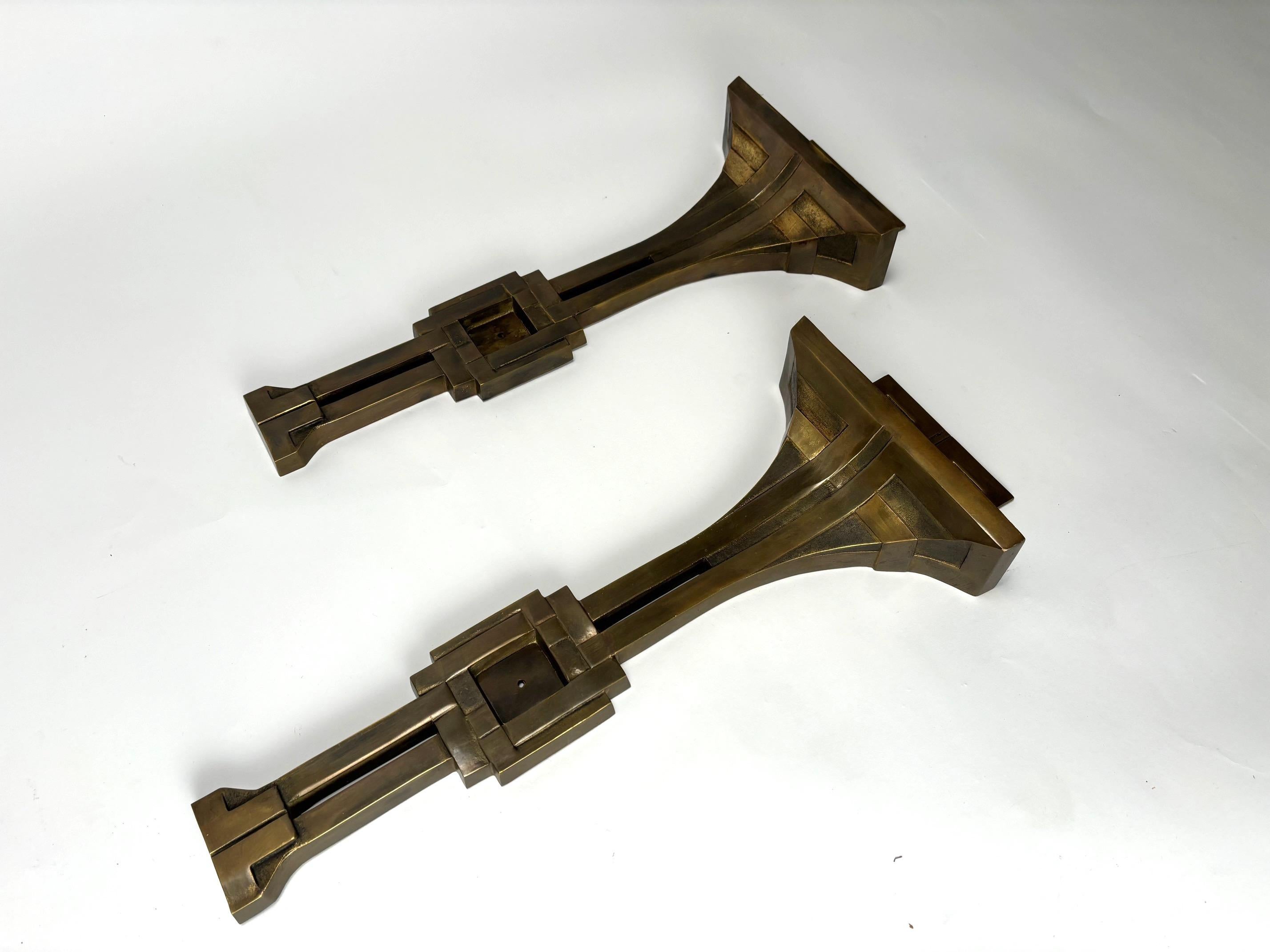 Importante Pareja de Lámparas de Pared de Estilo Decó Italiano en Bronce de Banci Art Decó en venta