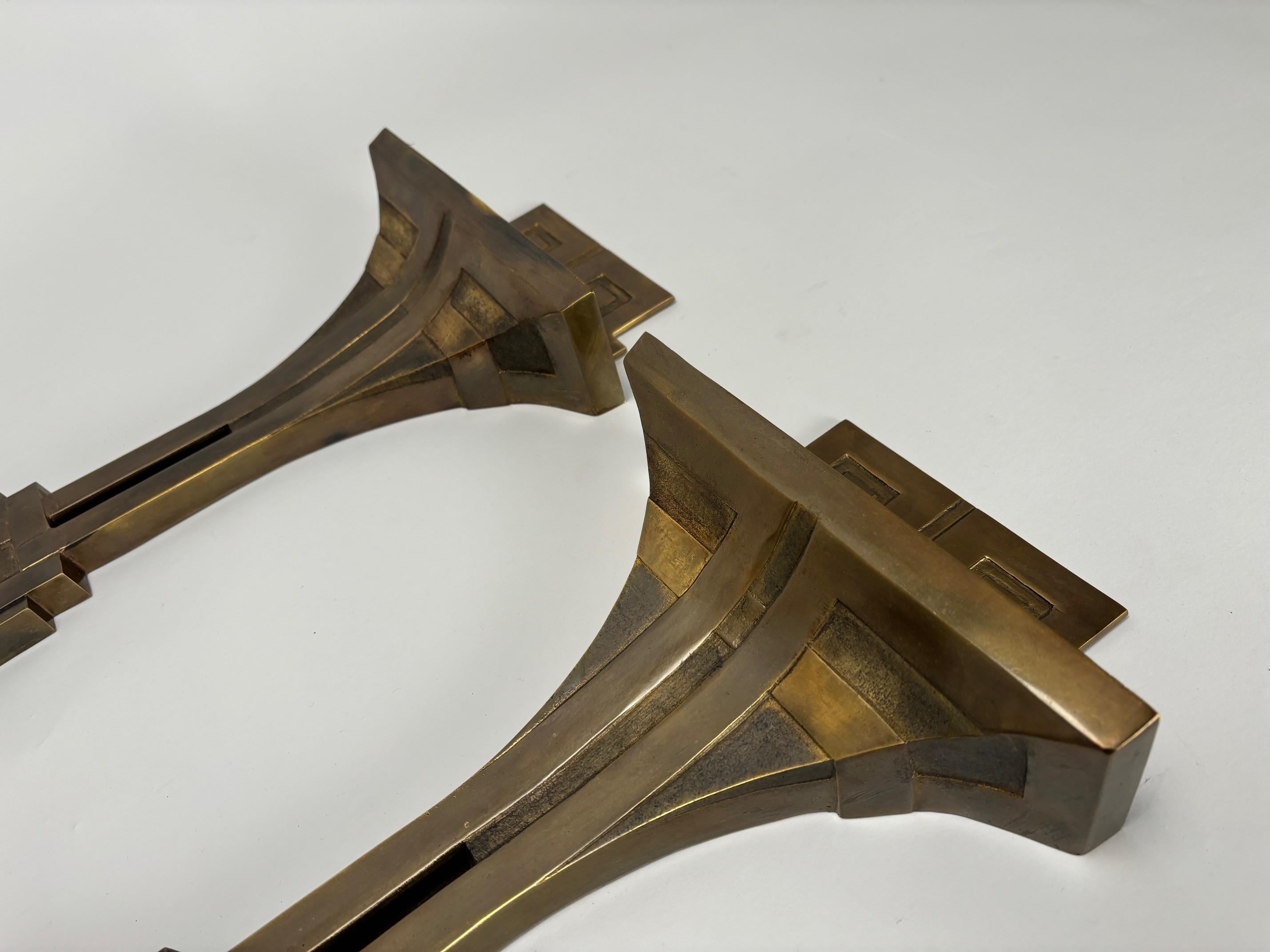 Importante Pareja de Lámparas de Pared de Estilo Decó Italiano en Bronce de Banci finales del siglo XX en venta