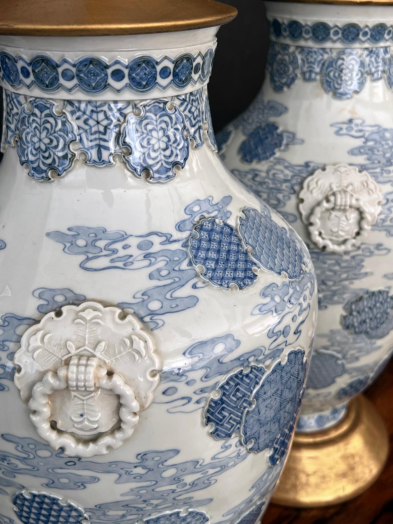 Vernissé Importante paire de vases bleus et blancs japonais de la période Meiji maintenant montés comme lampes en vente