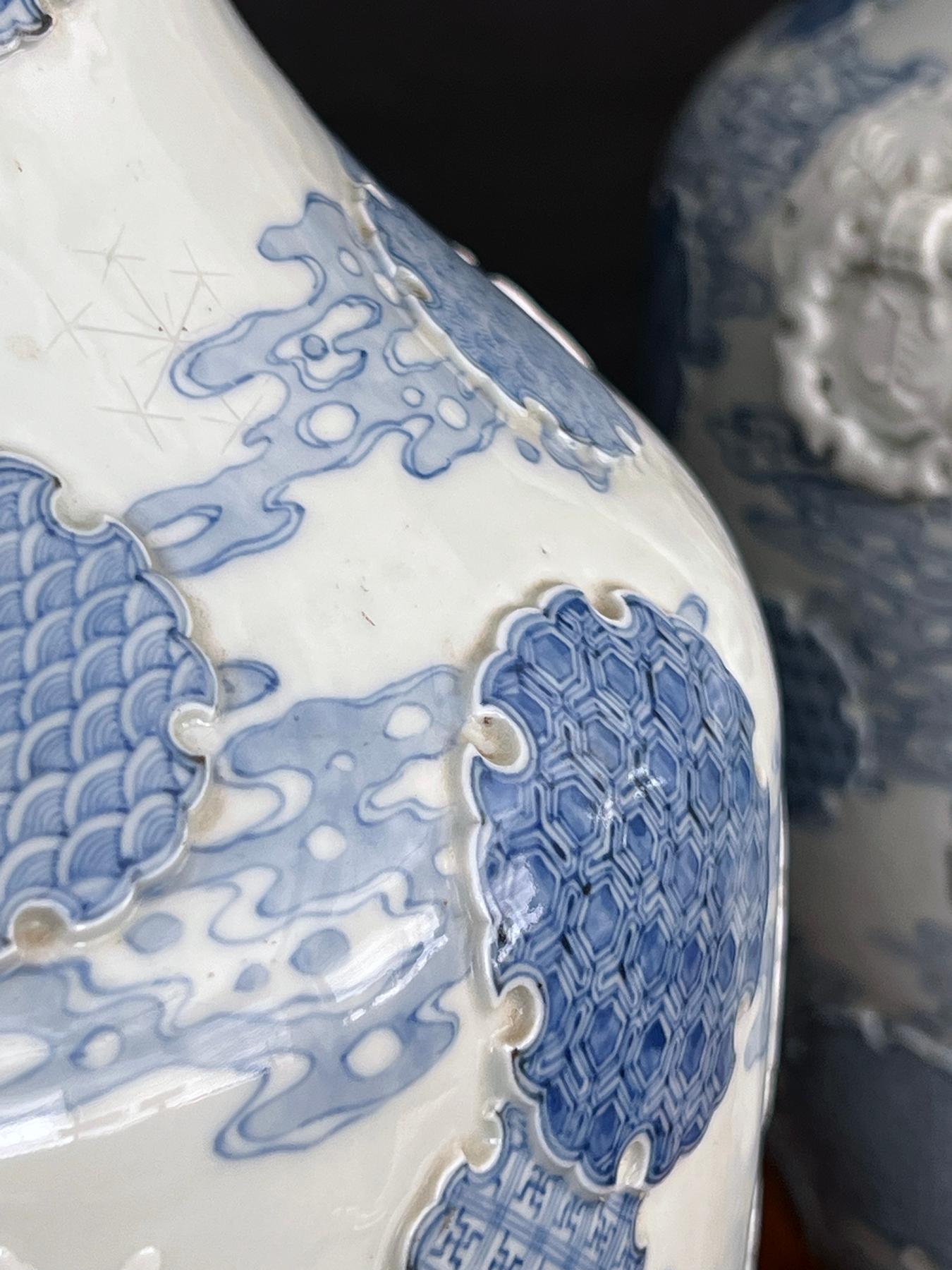 Importante paire de vases bleus et blancs japonais de la période Meiji maintenant montés comme lampes Bon état - En vente à San Francisco, CA