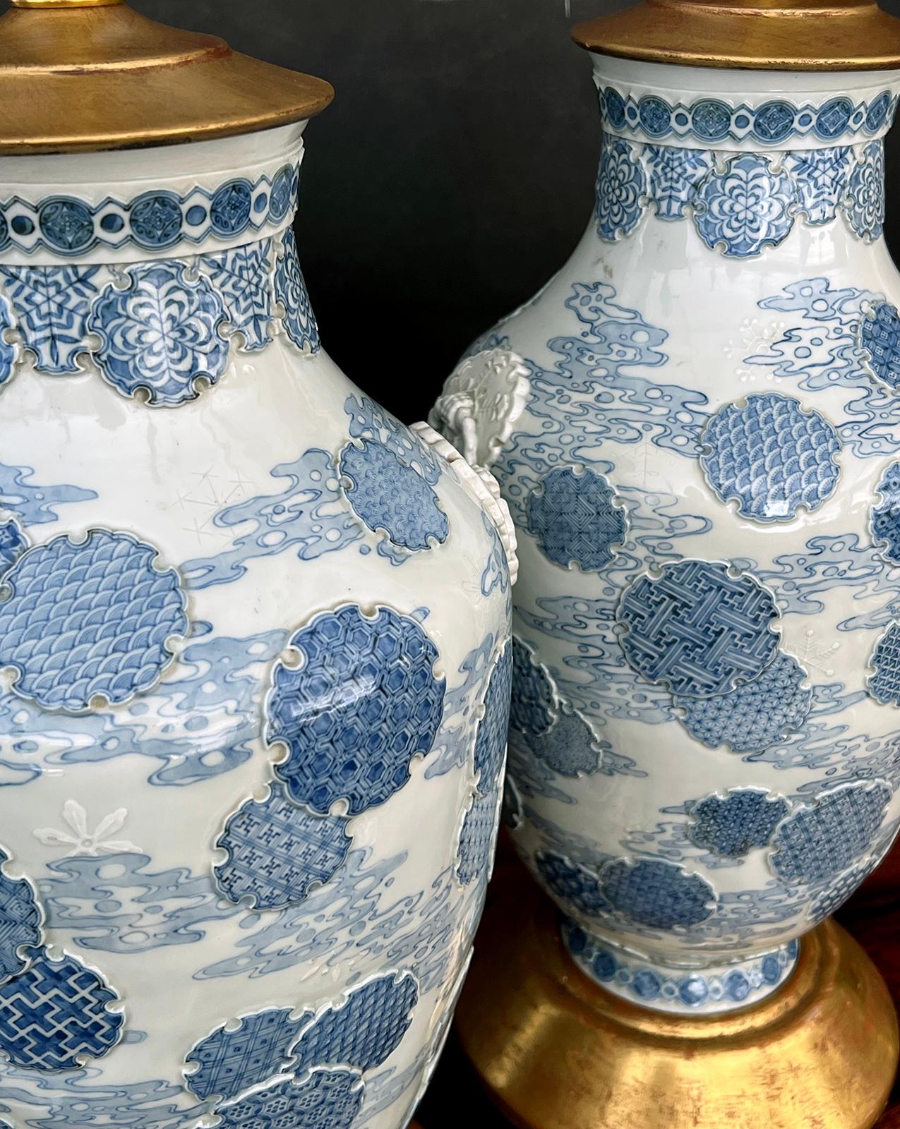 Fin du XIXe siècle Importante paire de vases bleus et blancs japonais de la période Meiji maintenant montés comme lampes en vente
