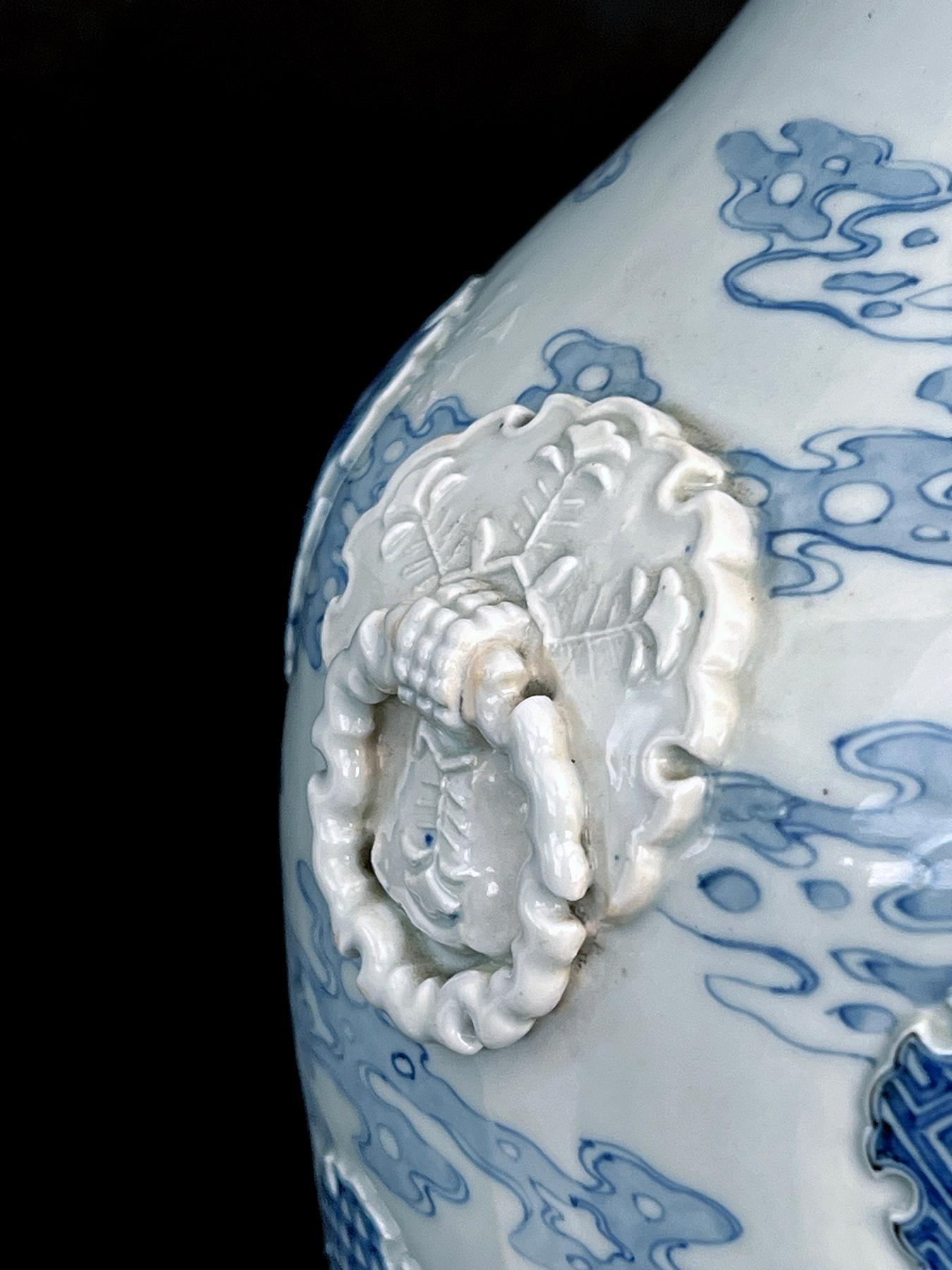 Porcelaine Importante paire de vases bleus et blancs japonais de la période Meiji maintenant montés comme lampes en vente