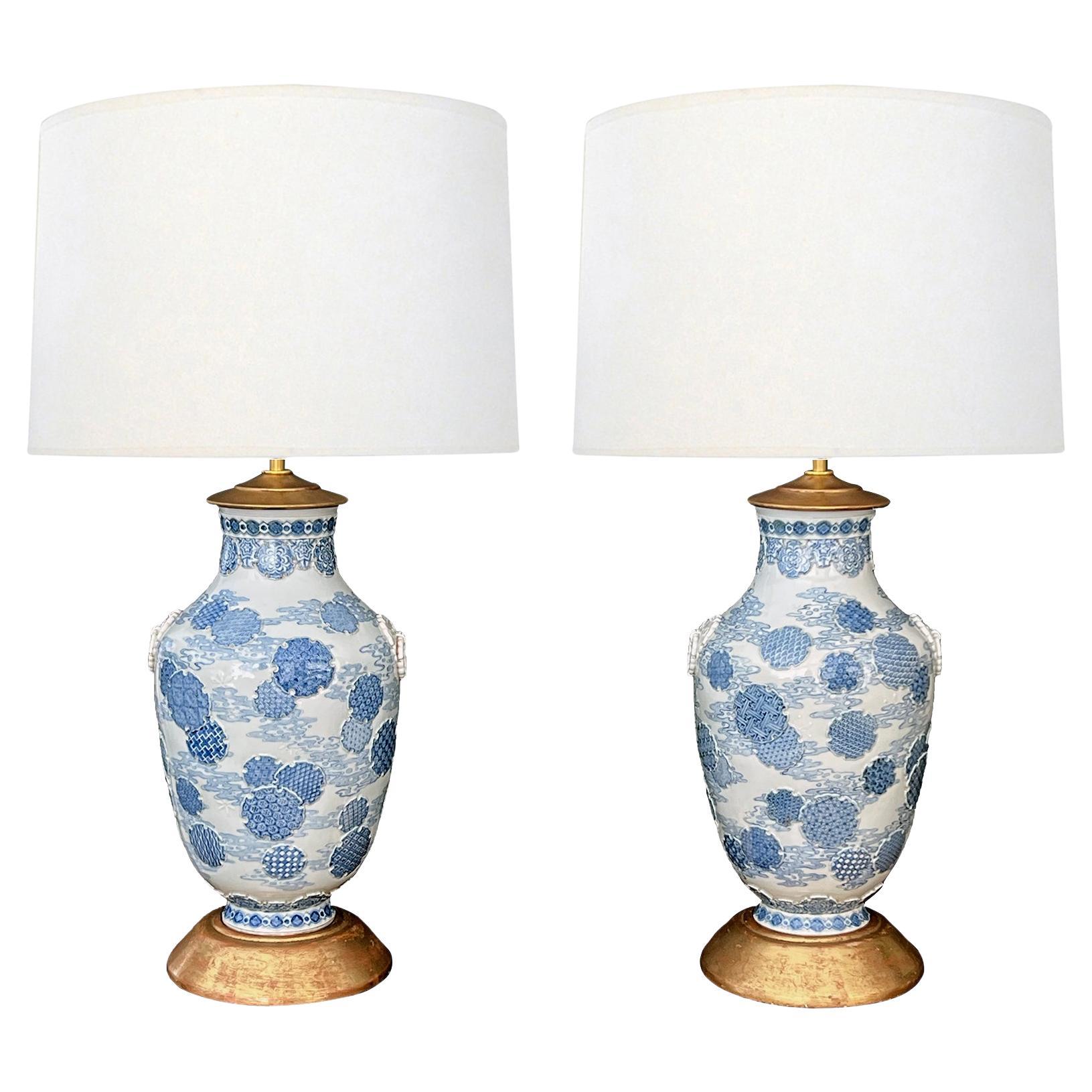 Importante paire de vases bleus et blancs japonais de la période Meiji maintenant montés comme lampes en vente