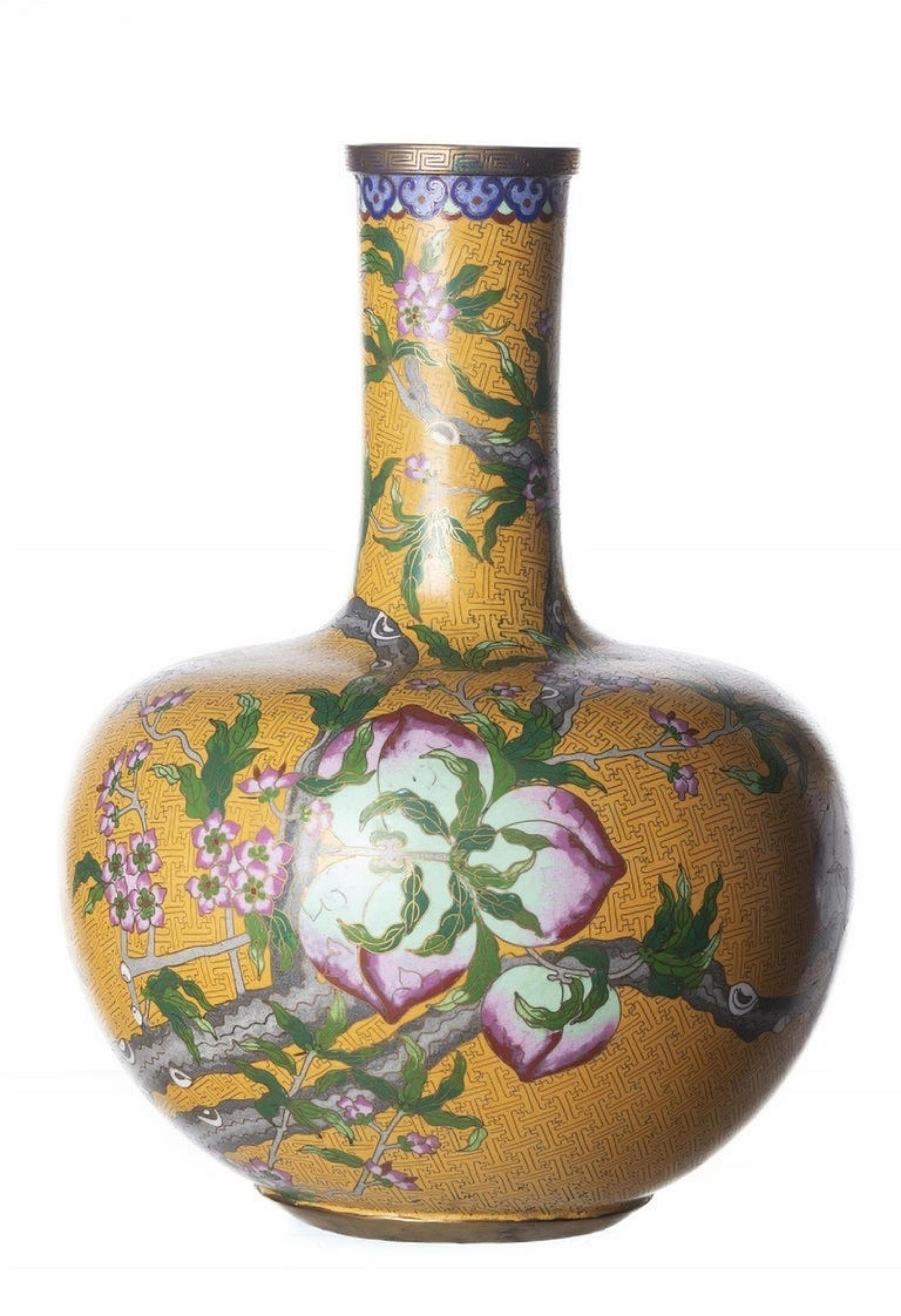 Pair of jars.
Chinese from the 19th century, 
in cloisonné metal, in shades of yellow and polychrome. 
Decorated with peaches, bats and prunus branches. 
Three character marks on the base. 
Measure: Height: 54 cm.