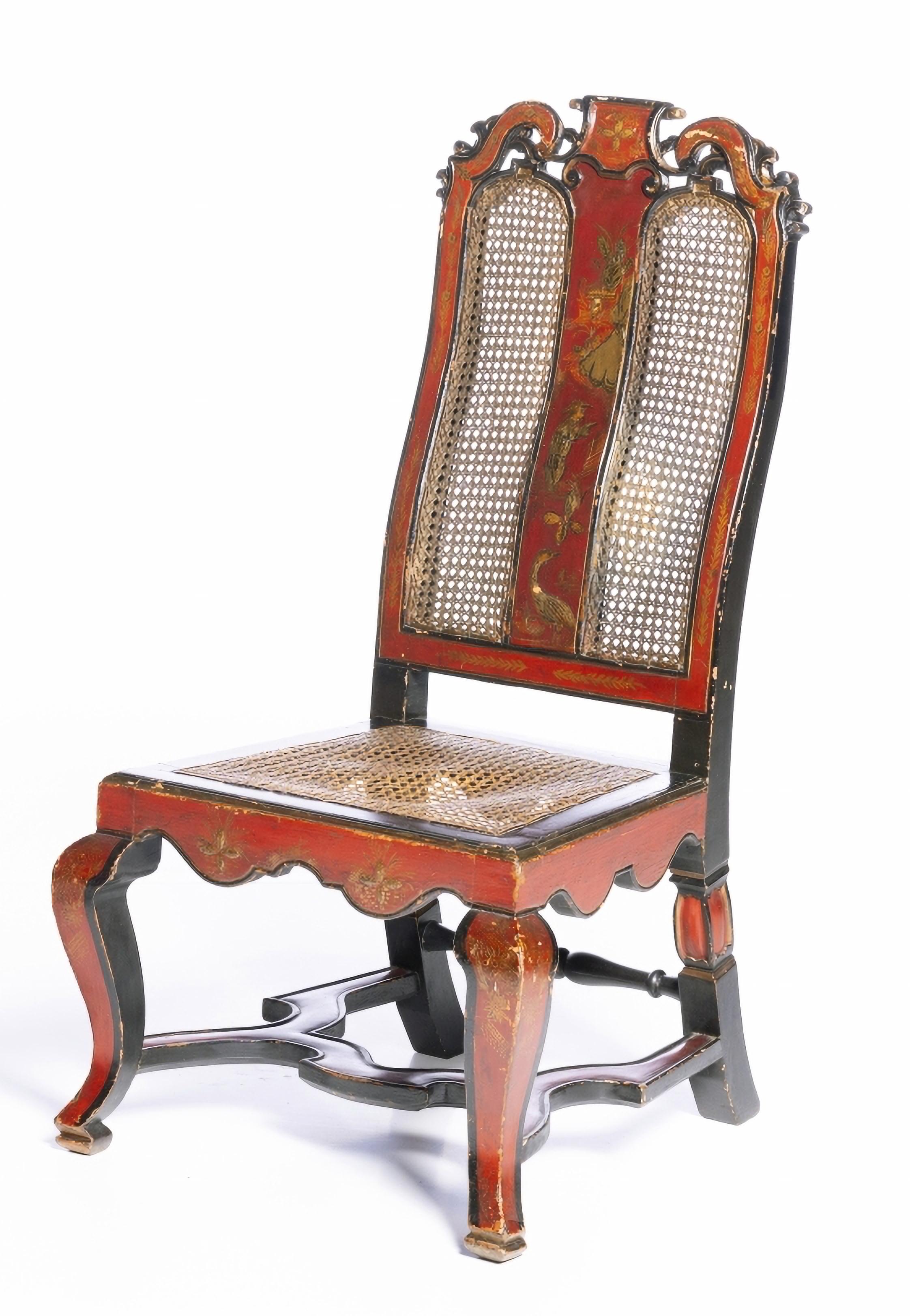 Importante paire de chaises JORGE II

Depuis le 18ème siècle
en laque japonaise, décorée de chinoiseries, de personnages et d'oiseaux.
Dossier et assise en paille.
Défauts de l'âge
Dim. : 90 x 47 x 43 cm
bonnes conditions