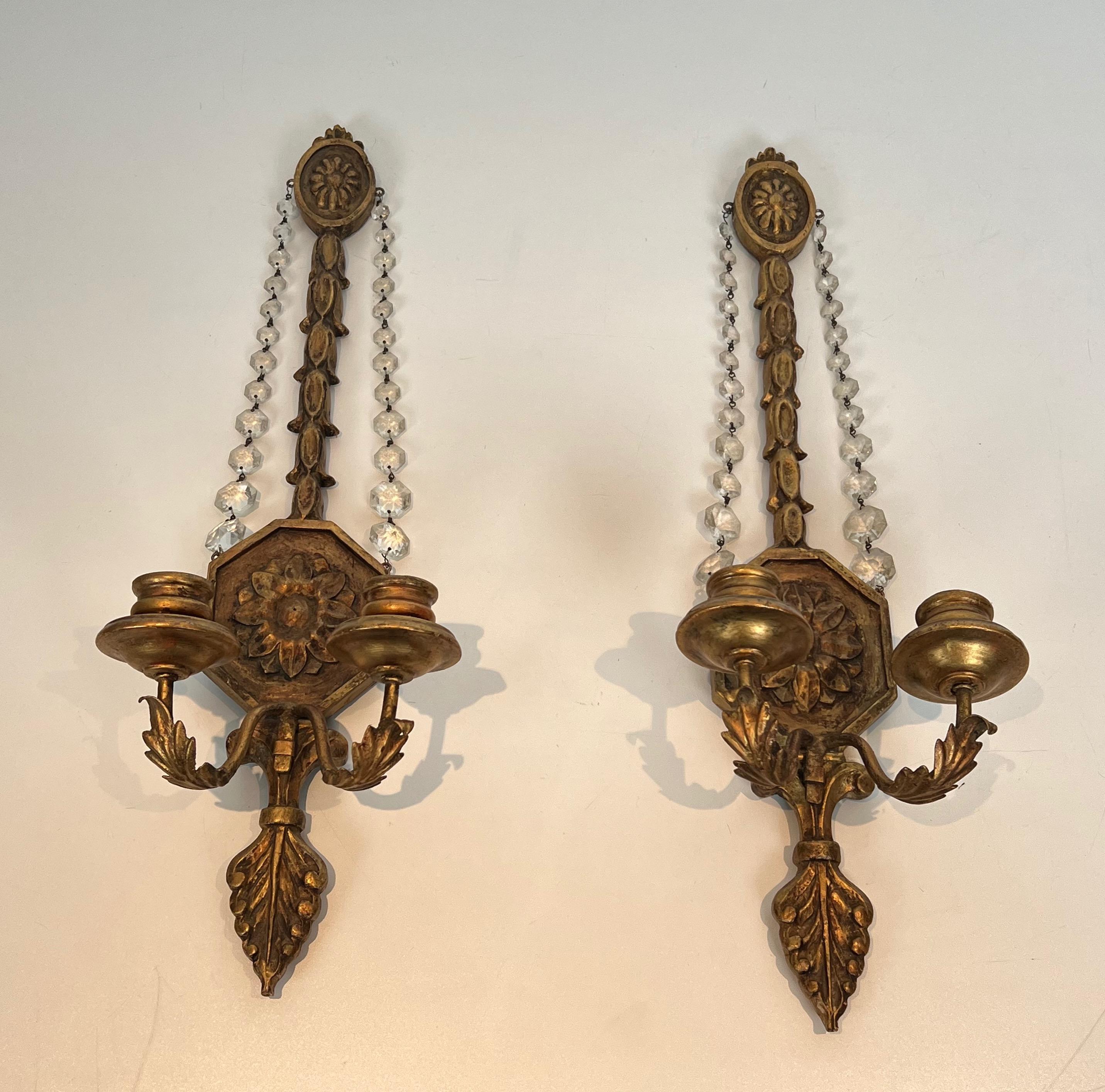 Importante Pareja de Apliques de Pared de Madera Tallada Dorada con Cris de Estilo Luis XVI en venta 6