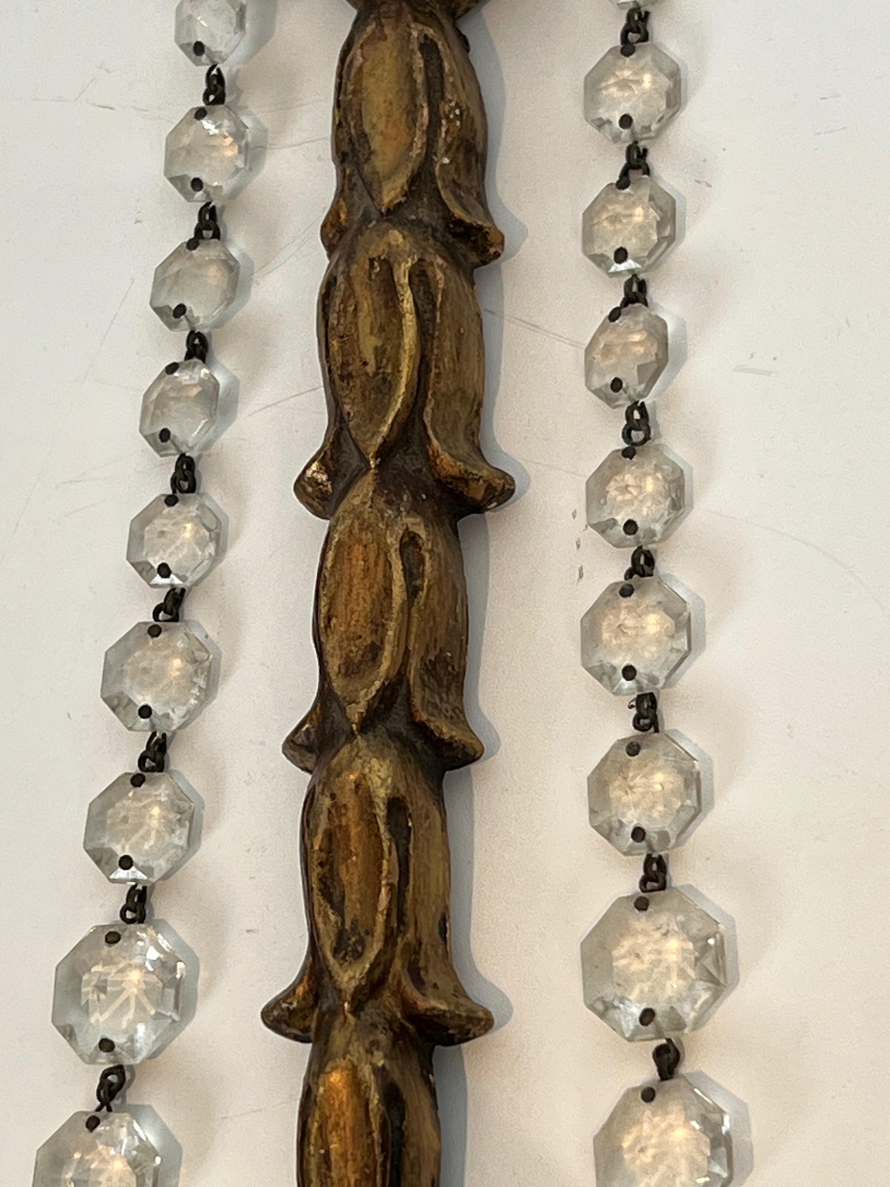 Importante Pareja de Apliques de Pared de Madera Tallada Dorada con Cris de Estilo Luis XVI en venta 9