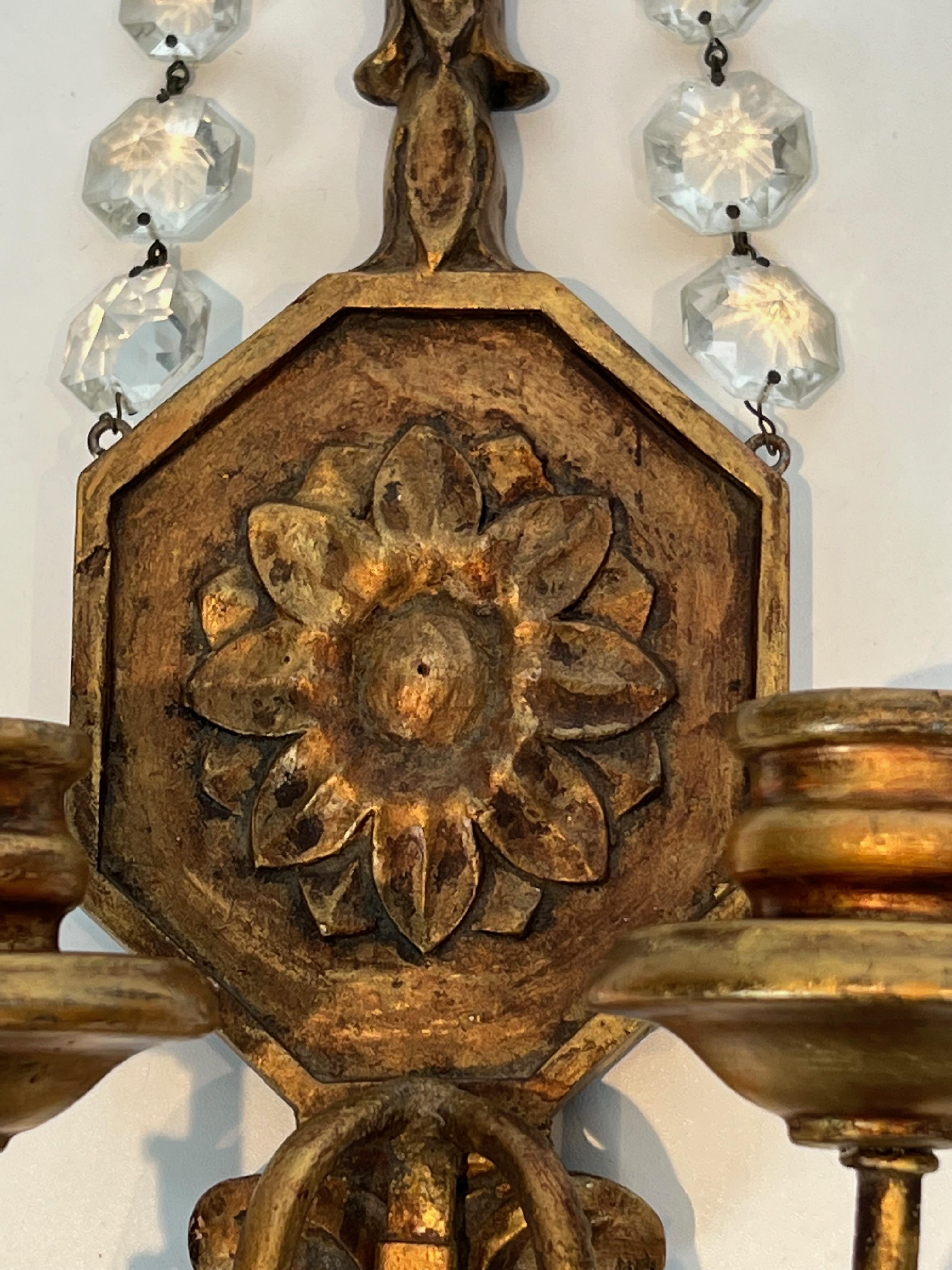 Importante Pareja de Apliques de Pared de Madera Tallada Dorada con Cris de Estilo Luis XVI en venta 11