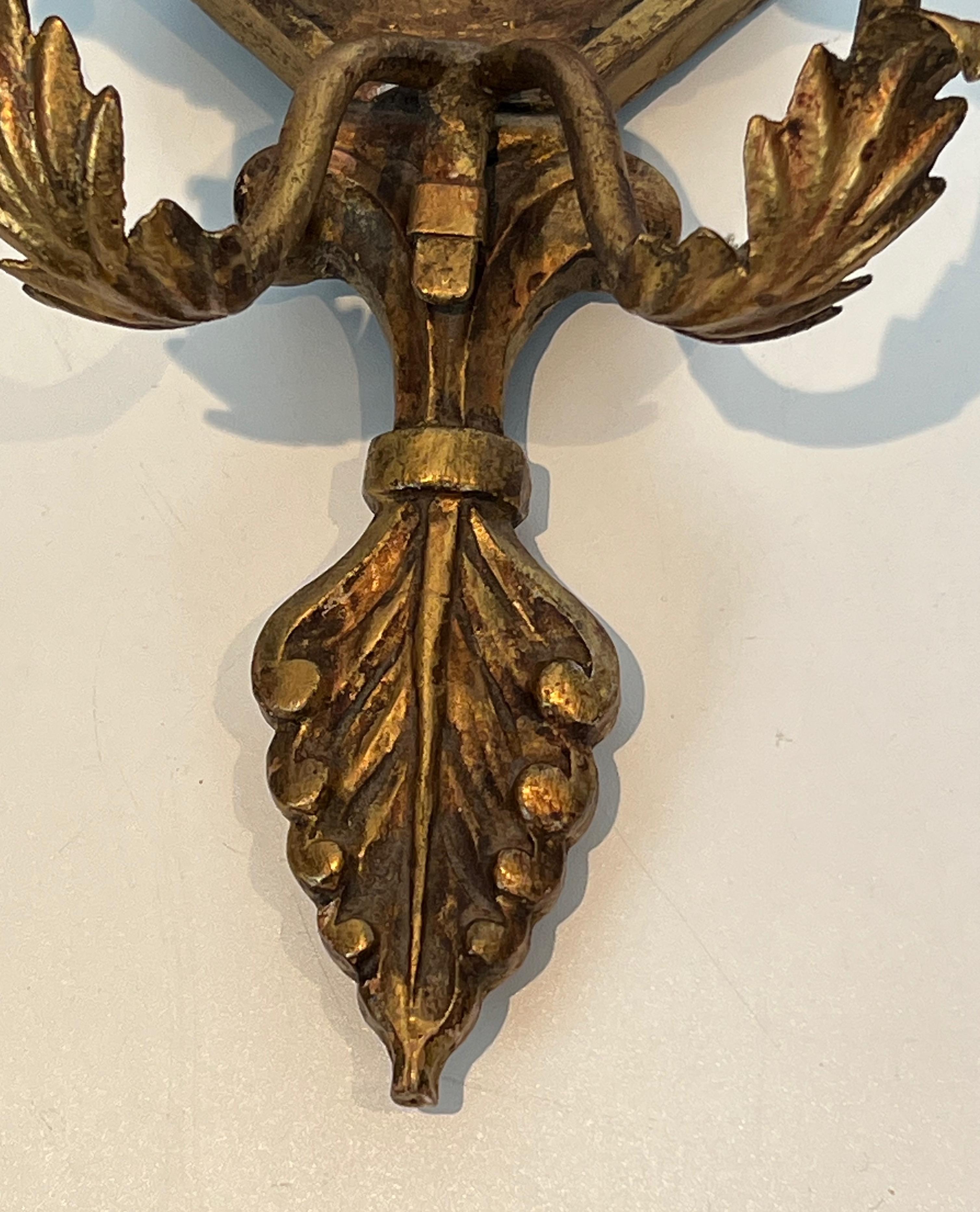 Importante Pareja de Apliques de Pared de Madera Tallada Dorada con Cris de Estilo Luis XVI en venta 12