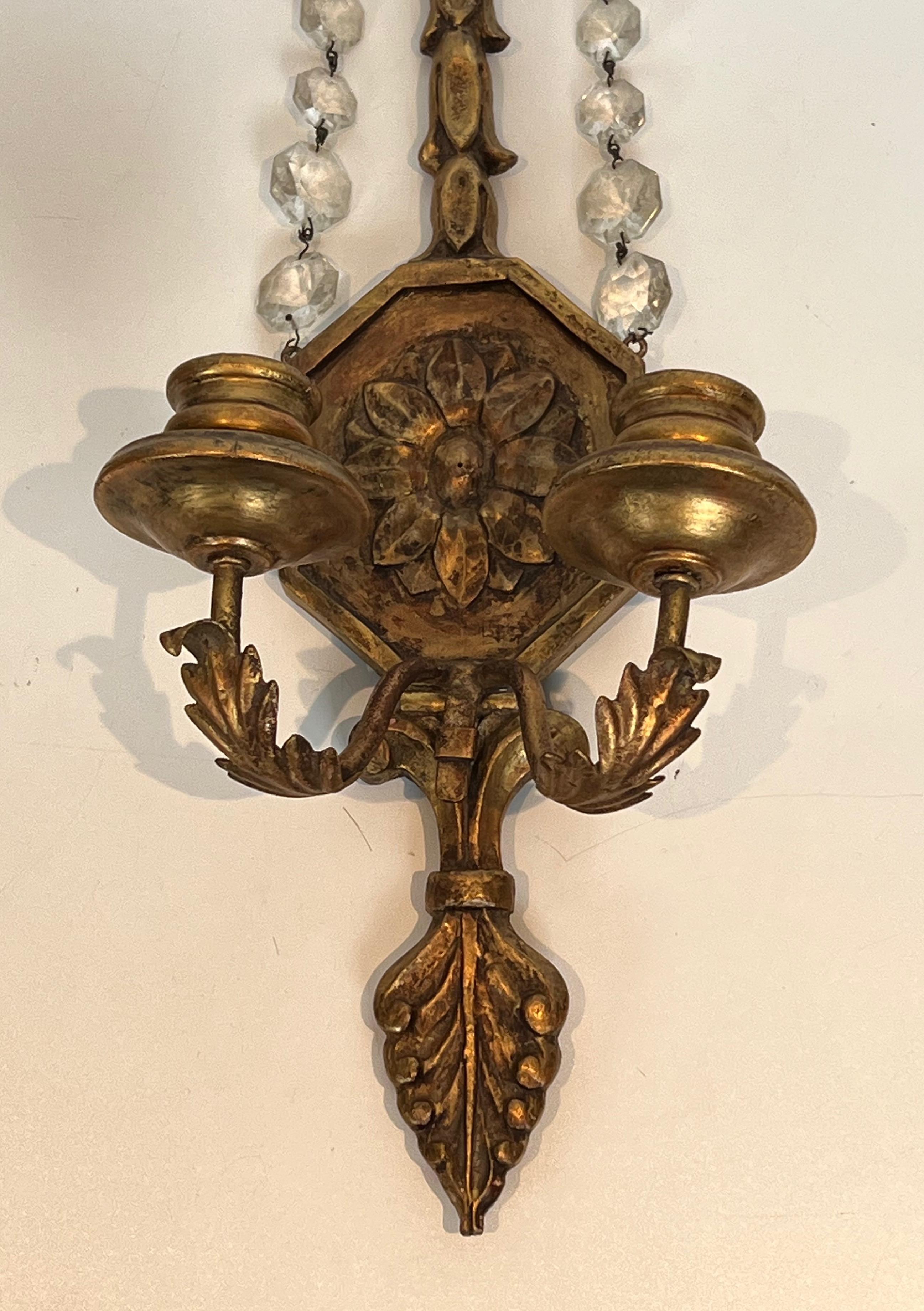 Importante Pareja de Apliques de Pared de Madera Tallada Dorada con Cris de Estilo Luis XVI en venta 1