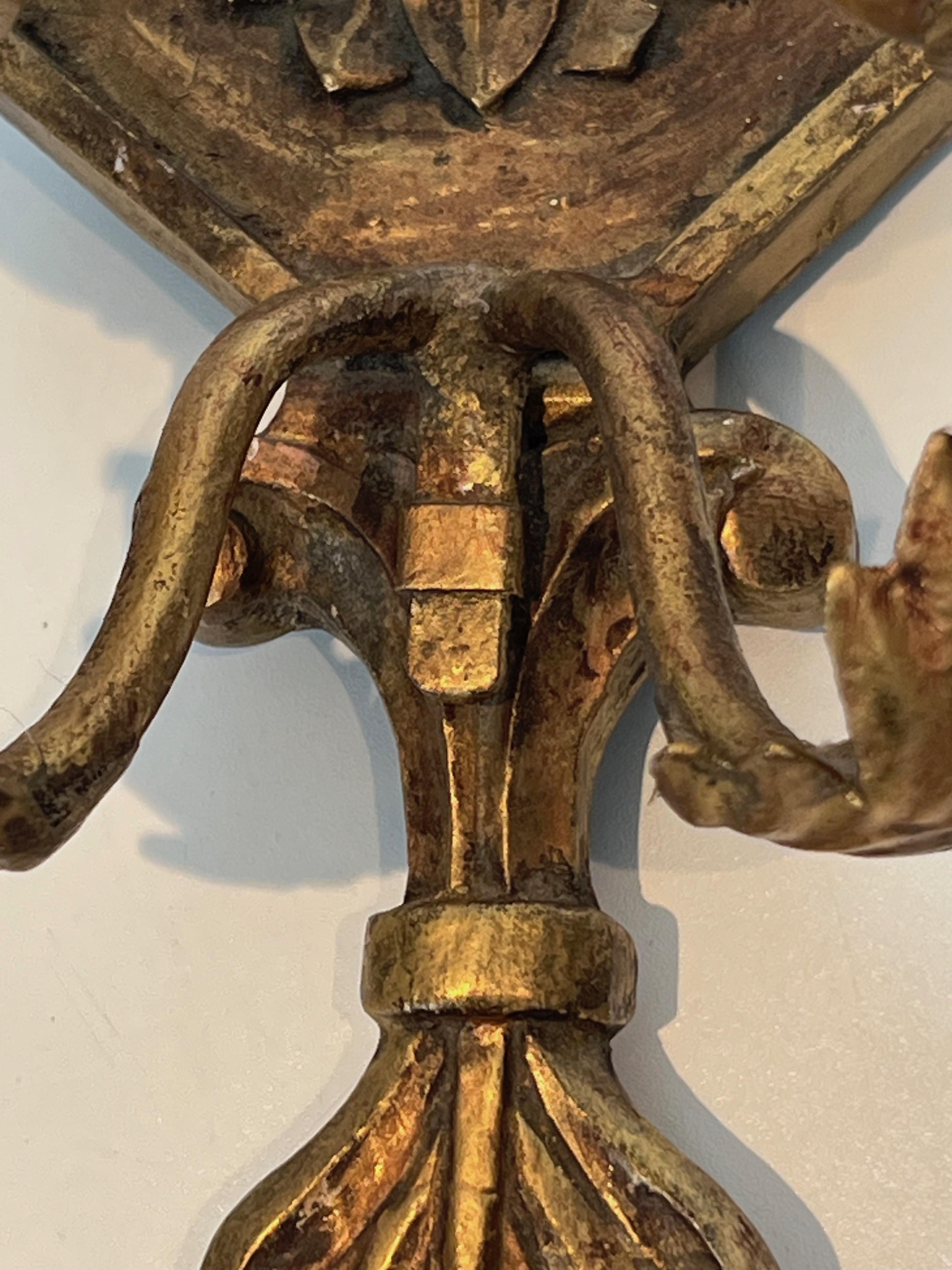 Importante Pareja de Apliques de Pared de Madera Tallada Dorada con Cris de Estilo Luis XVI en venta 3