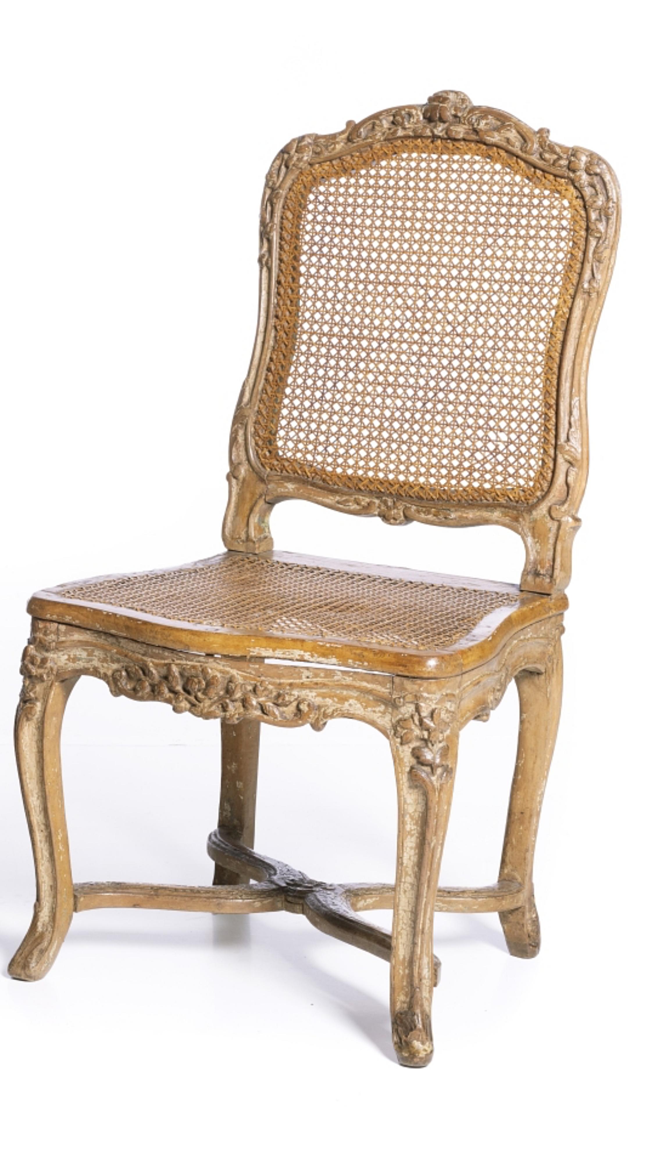 Importante paire de chaises Louis XV

Français, du 18ème siècle
en bois de noyer, avec des sculptures représentant des motifs végétaux.
Dossiers et sièges en paille.
Défauts et traces de polychromie.
Dim. : 92 x 48,5 x 43,5 cm