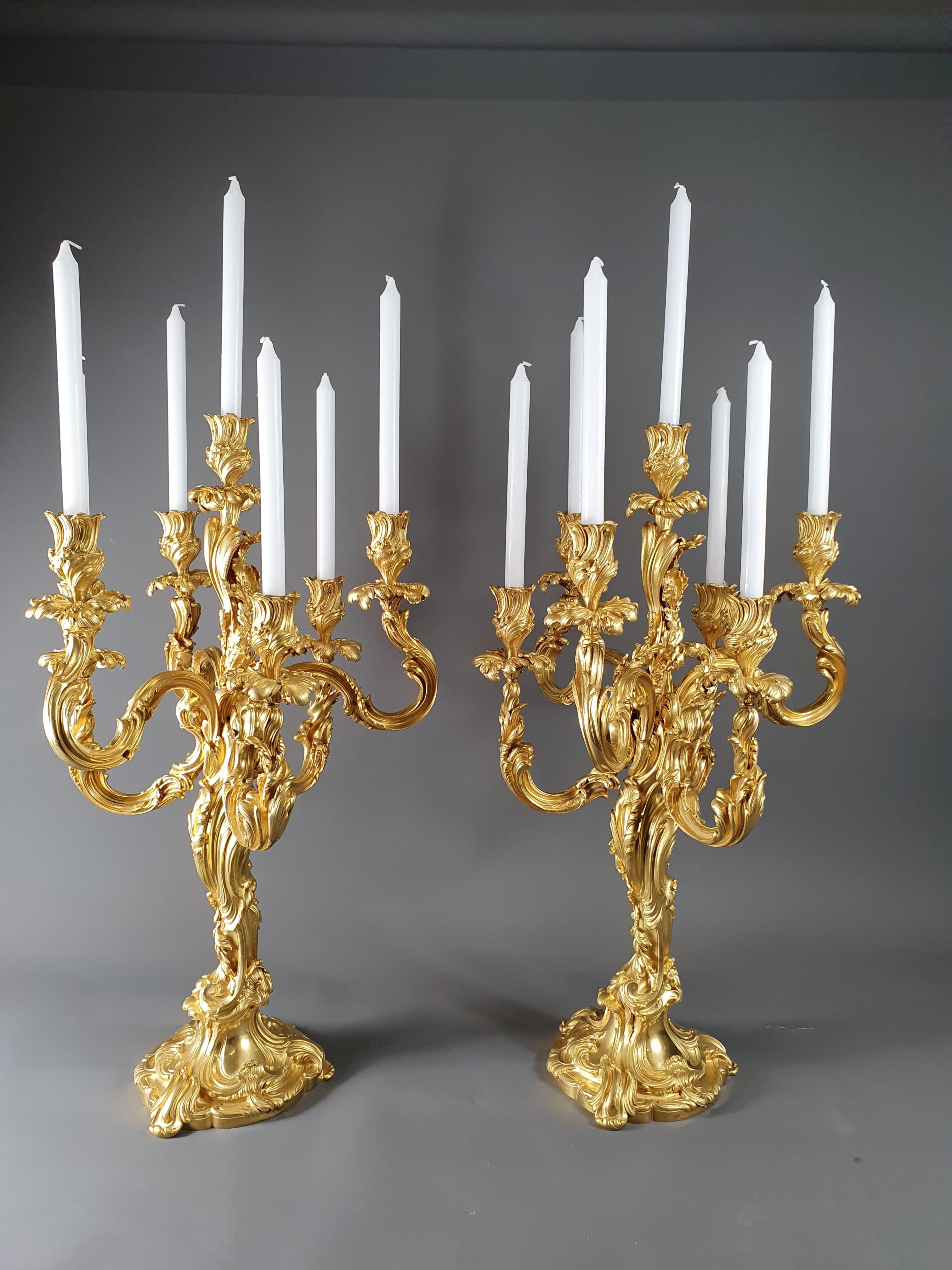 Important pair of very finely chiseled gilt bronze candlesticks in the Louis XV Rocaille style, with seven sconces and presenting a rich and majestic decoration of acanthus and oak foliage in windings and scrolls.
Massive and very imposing, these