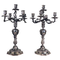 Bedeutendes Paar fünfflammiger Silberkronleuchter im Stil Louis XV