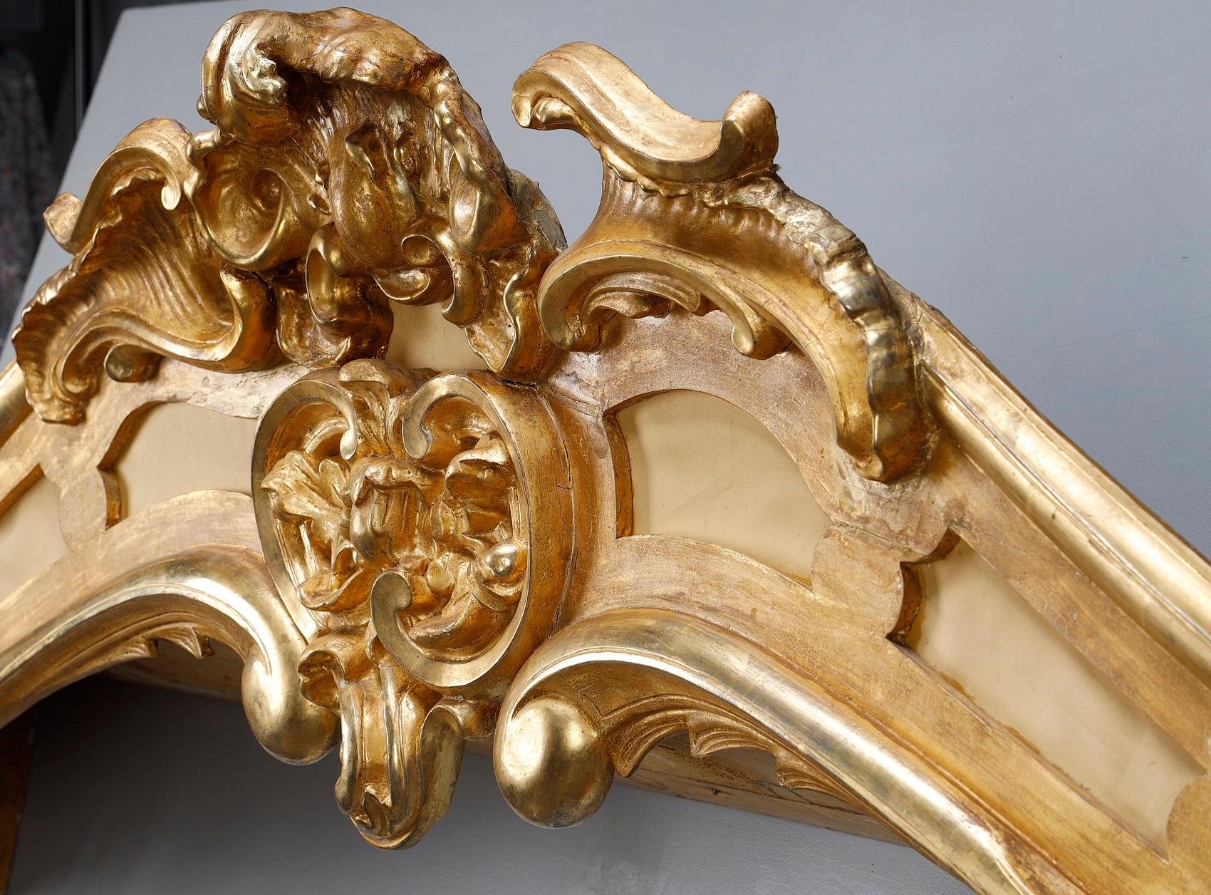 Important pair of Louis XV style valances in carved and gilded wood 3