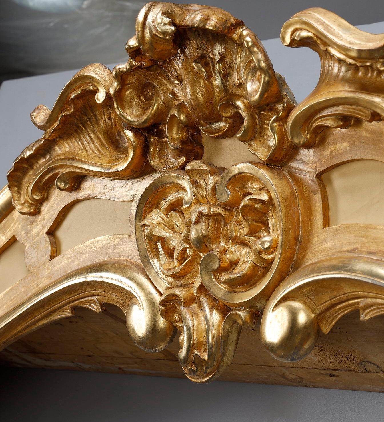 Important pair of Louis XV style valances in carved and gilded wood 4