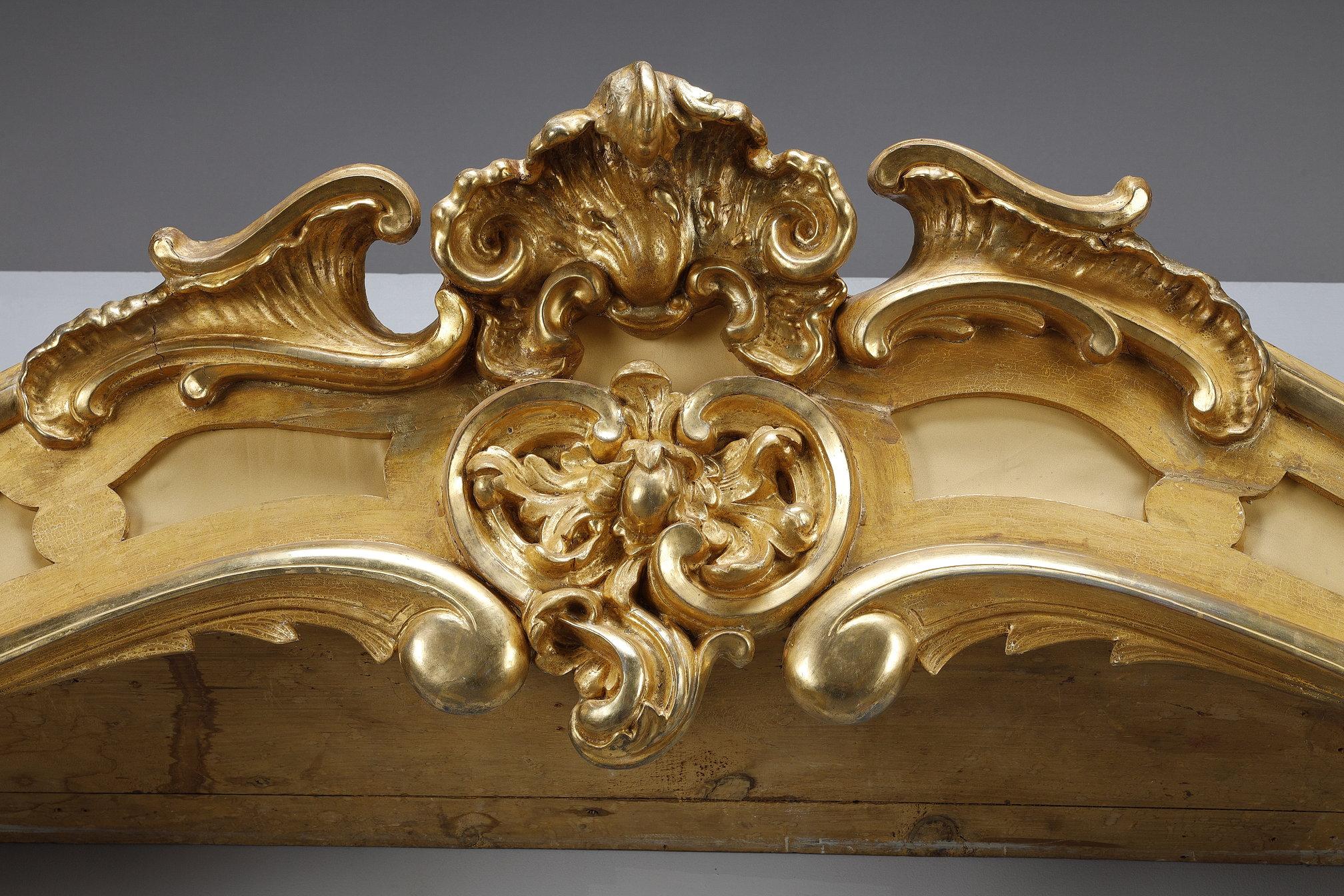 Important pair of Louis XV style valances in carved and gilded wood 5