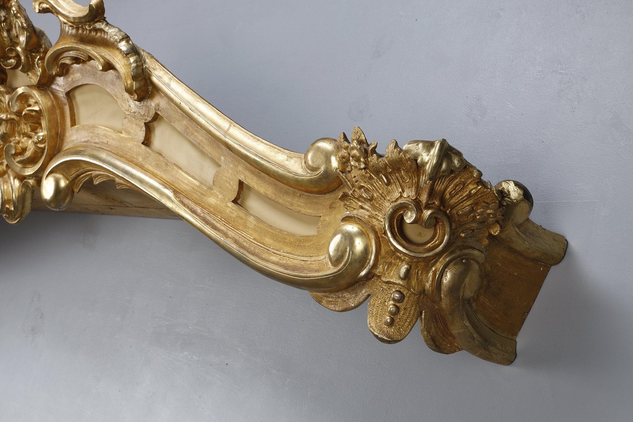 Important pair of Louis XV style valances in carved and gilded wood 6