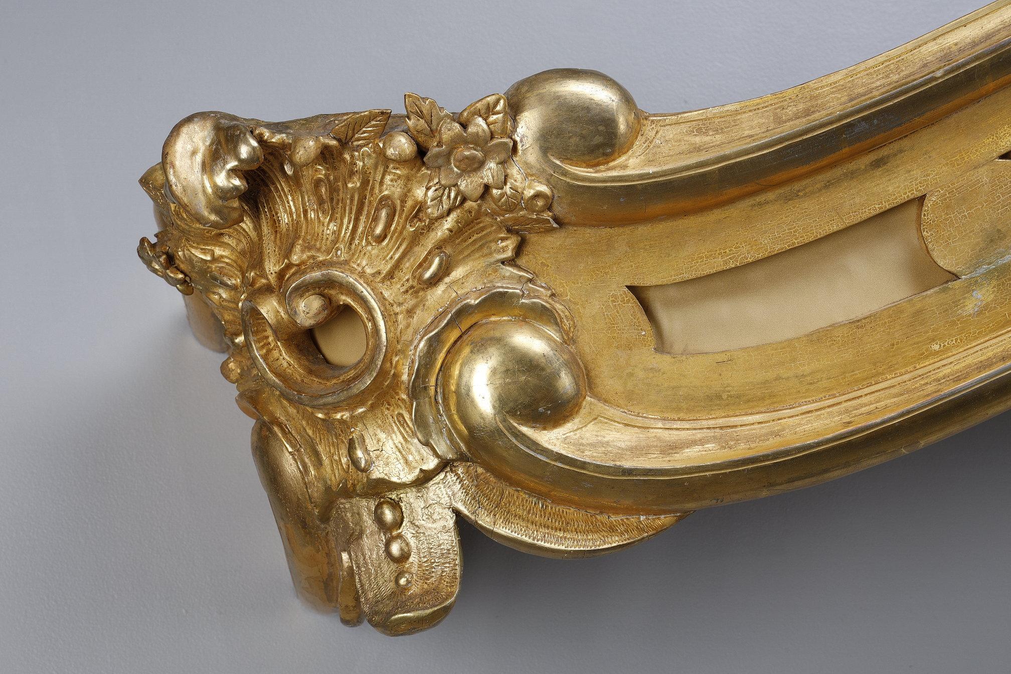 Important pair of Louis XV style valances in carved and gilded wood 7