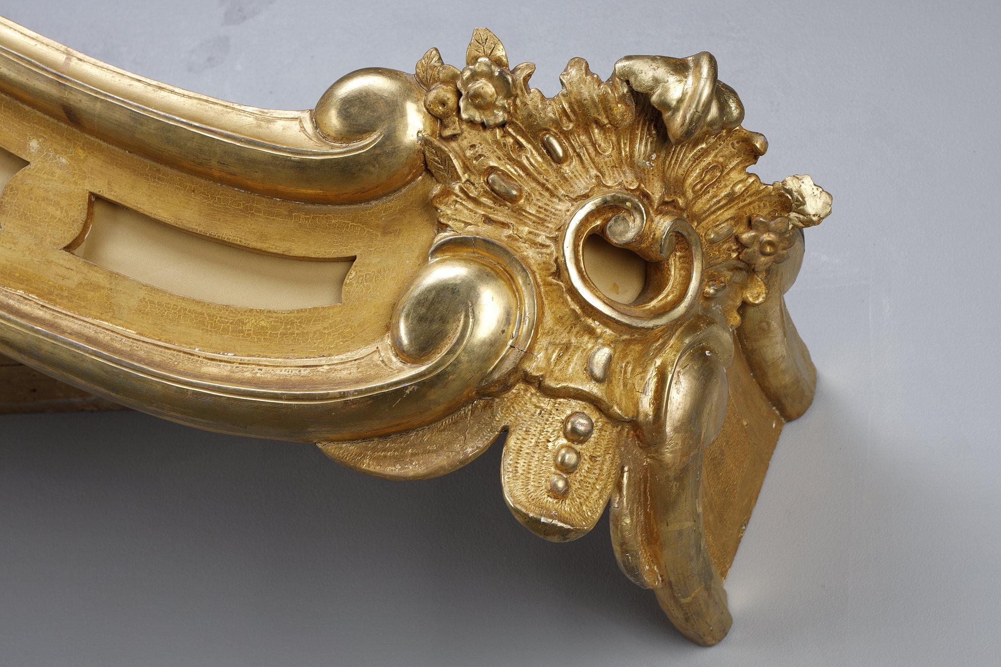Important pair of Louis XV style valances in carved and gilded wood 8