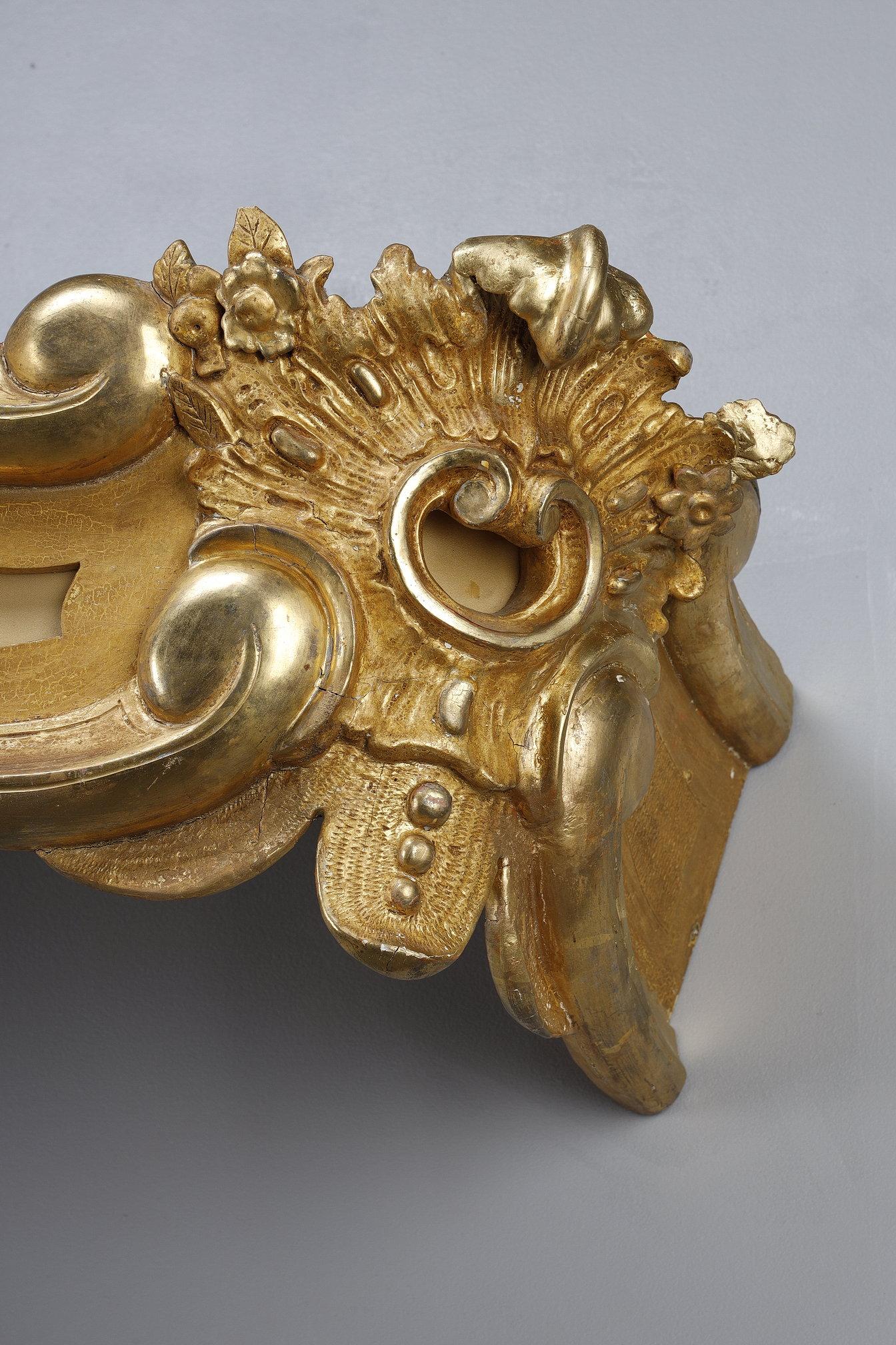 Important pair of Louis XV style valances in carved and gilded wood 9