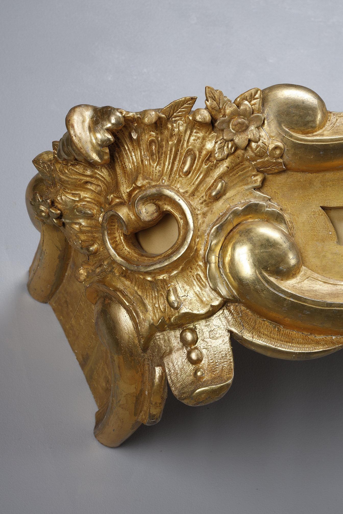 Important pair of Louis XV style valances in carved and gilded wood 10