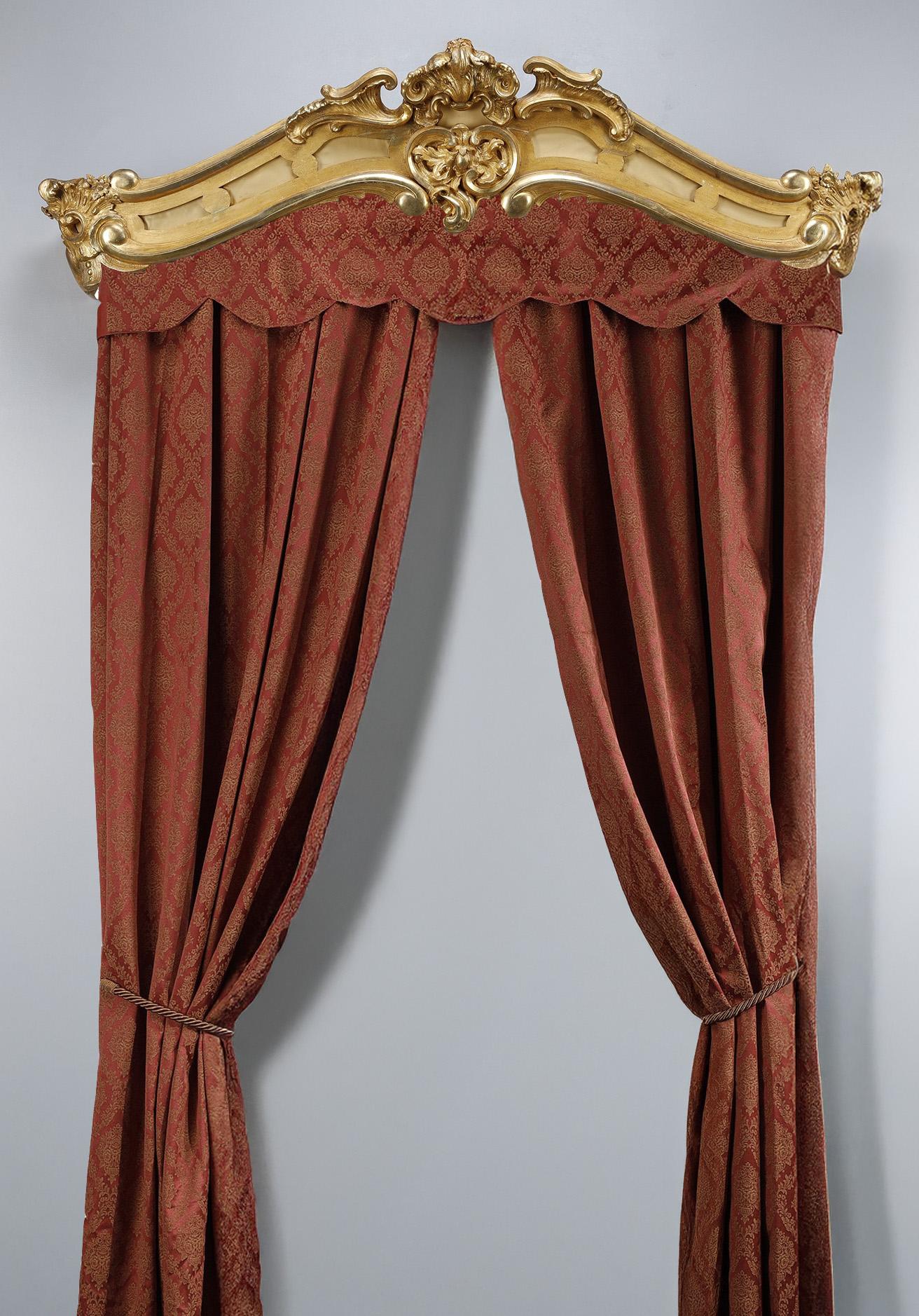 Important pair of Louis XV style valances in carved and gilded wood 11