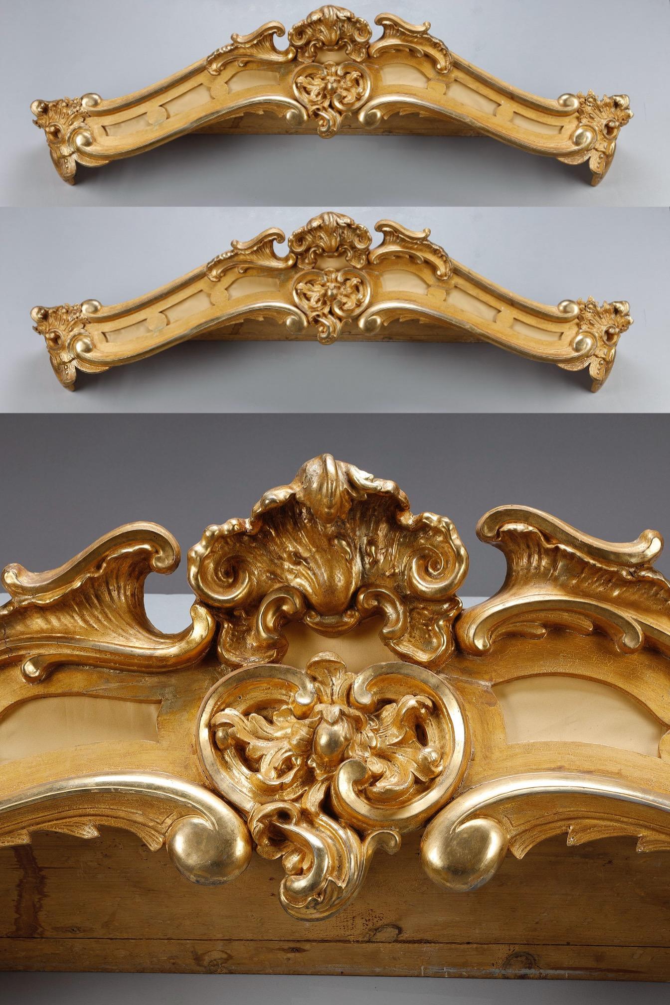 Important pair of carved and gilded wood window valances, with molded and carved decor of shells and foliage in the Louis XV style. All that's left is to choose beautiful fabrics to match your interior and install curtains on your windows.

