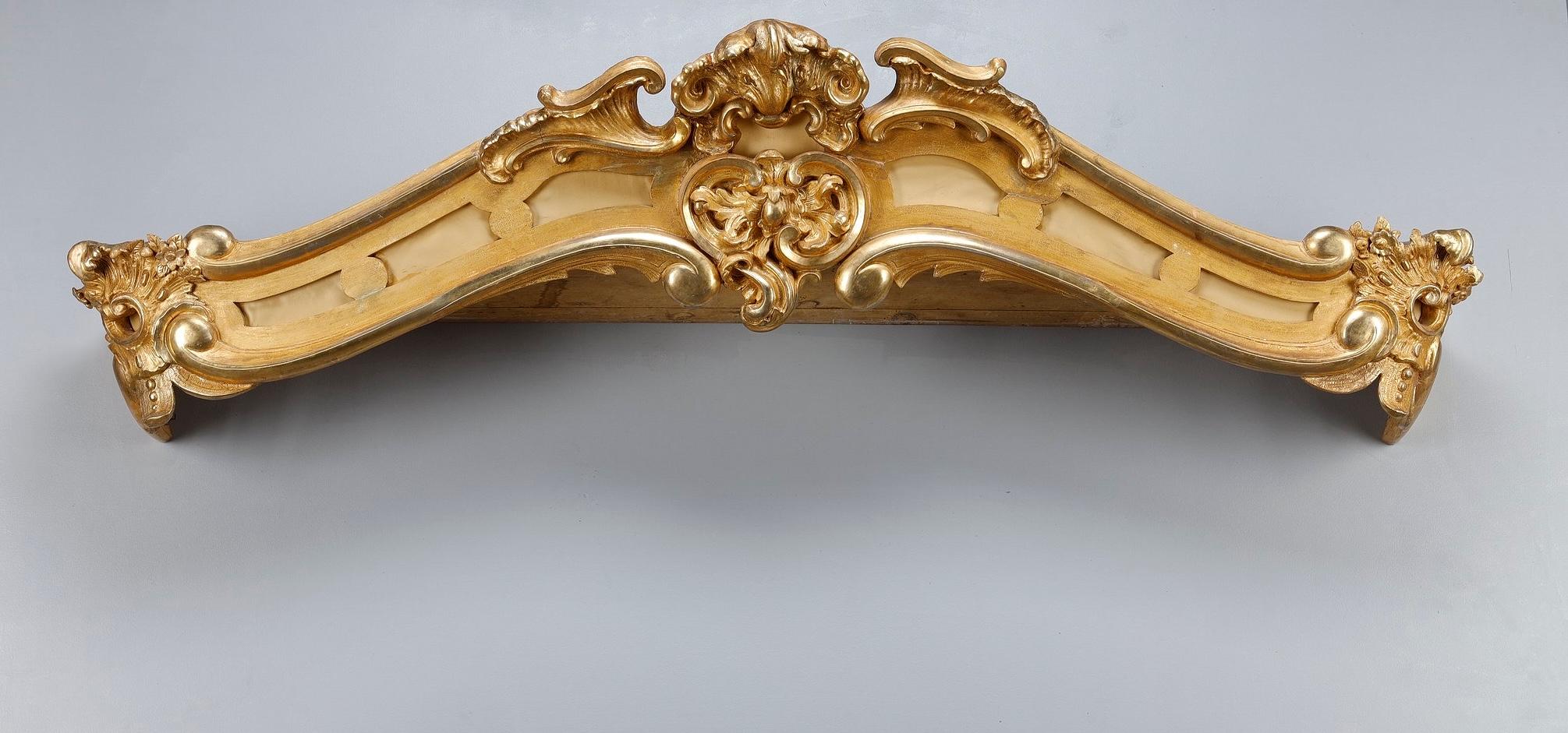 Gilt Important pair of Louis XV style valances in carved and gilded wood