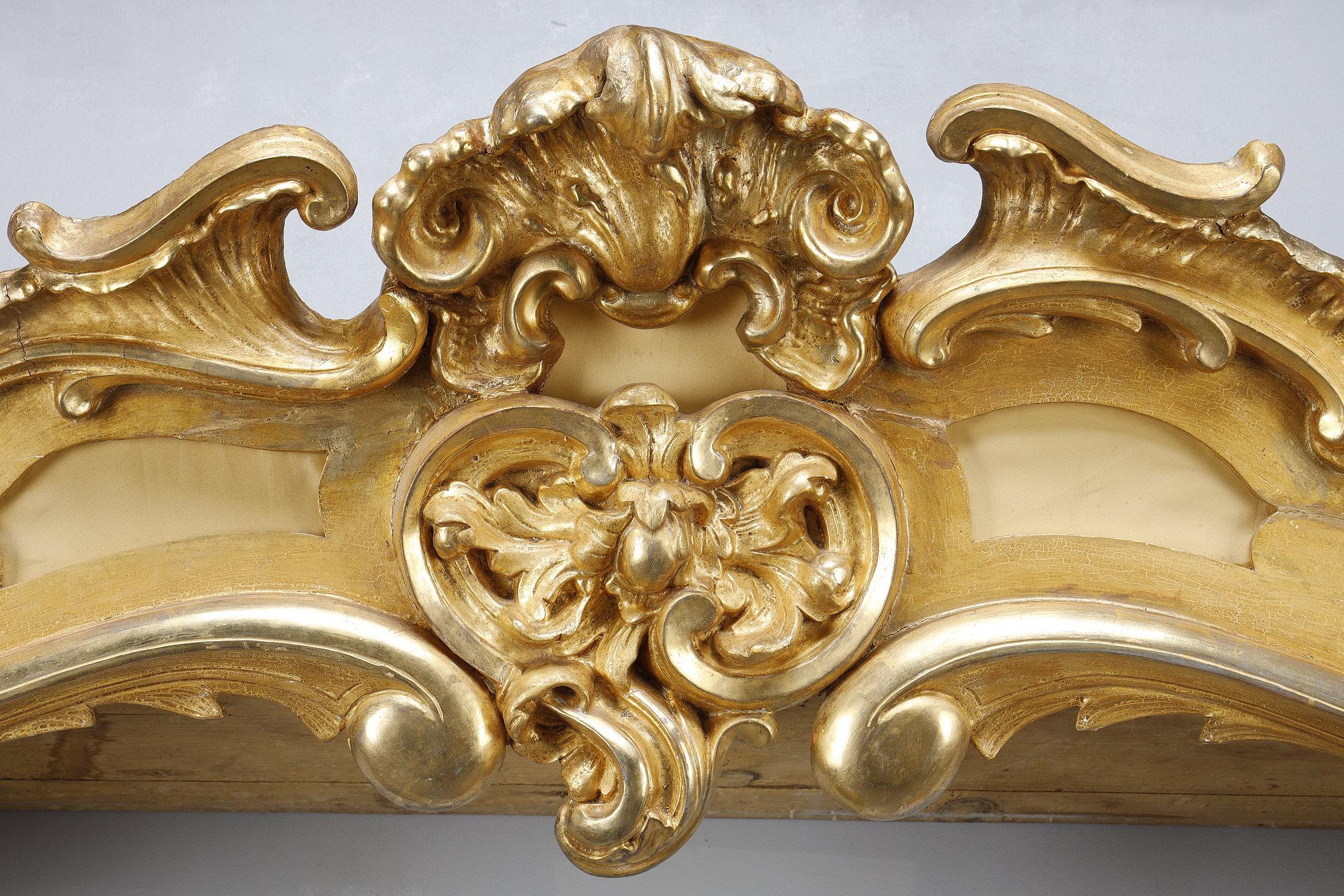 Wood Important pair of Louis XV style valances in carved and gilded wood
