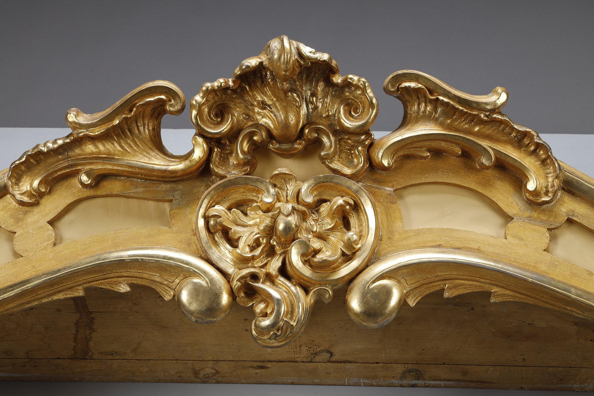 Important pair of Louis XV style valances in carved and gilded wood 1
