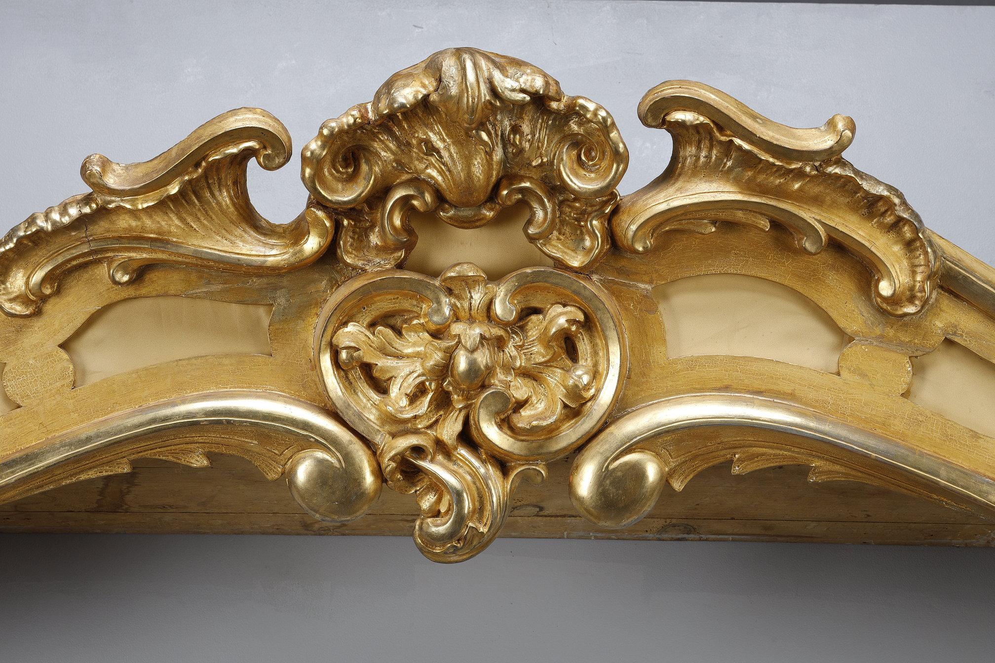 Important pair of Louis XV style valances in carved and gilded wood 2